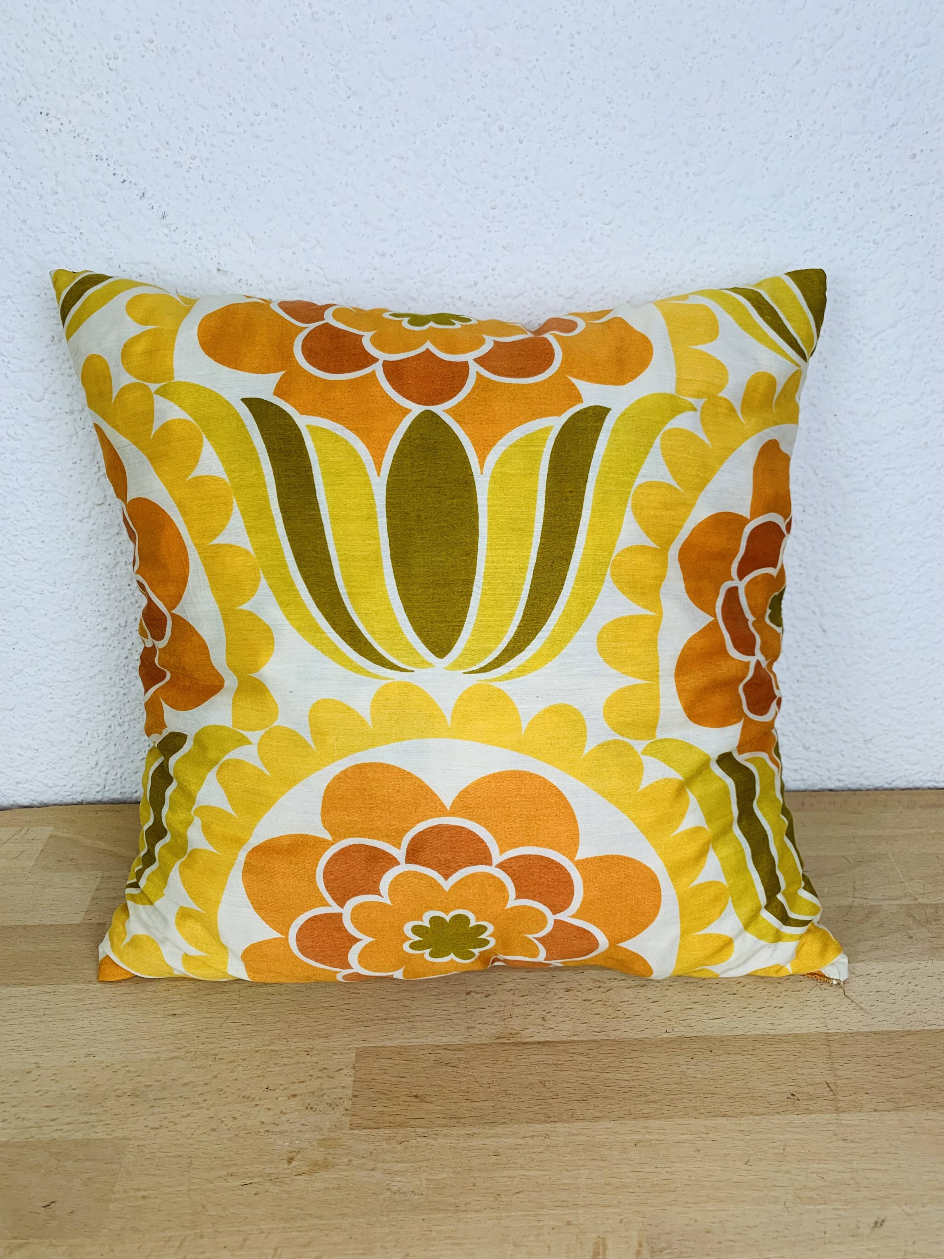 Vintage 70s flower cushion 37 x 37 cm