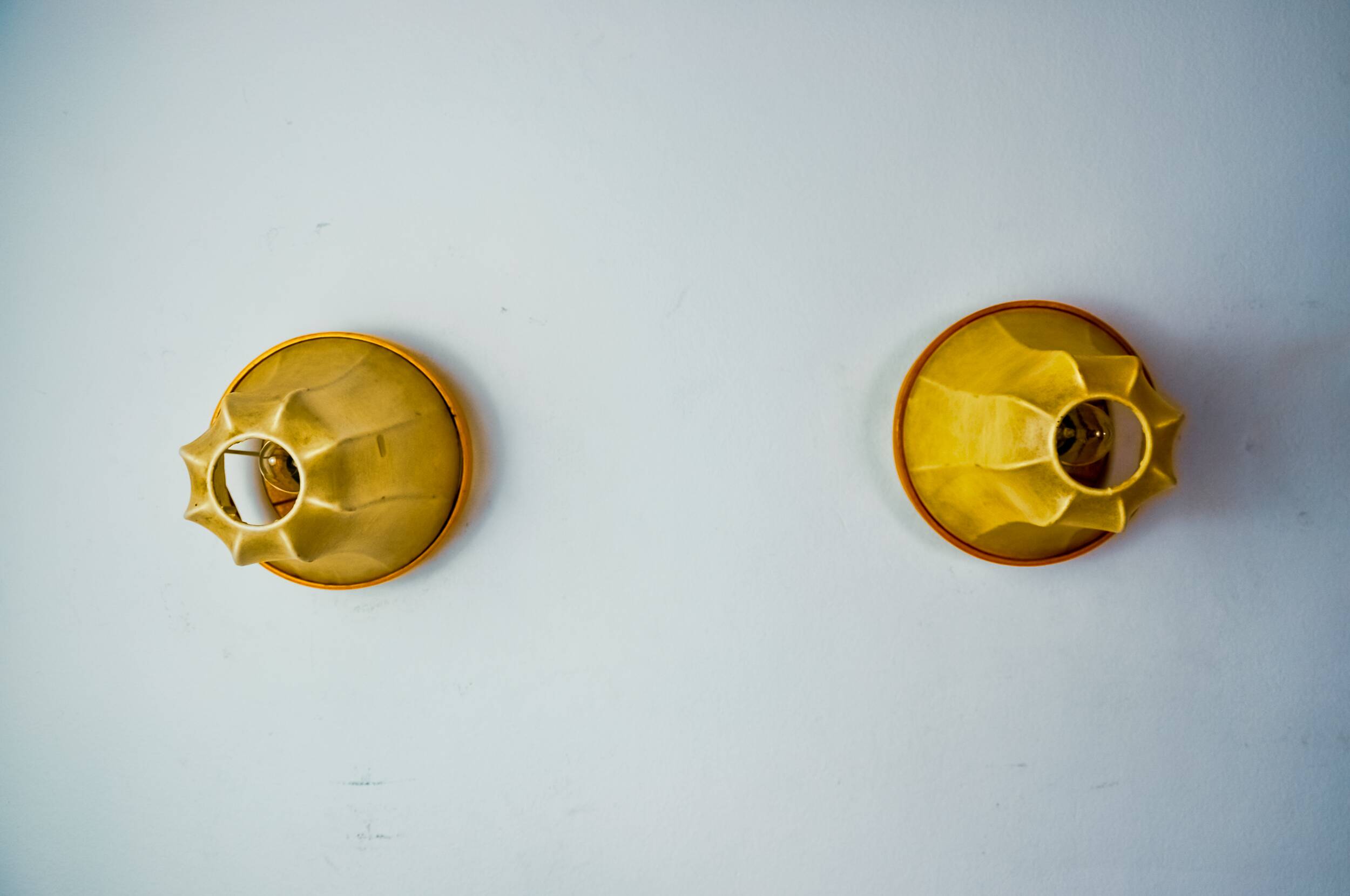 Pair of "cocoon" wall lights, pear shape, resin and pine, Italy, 1970