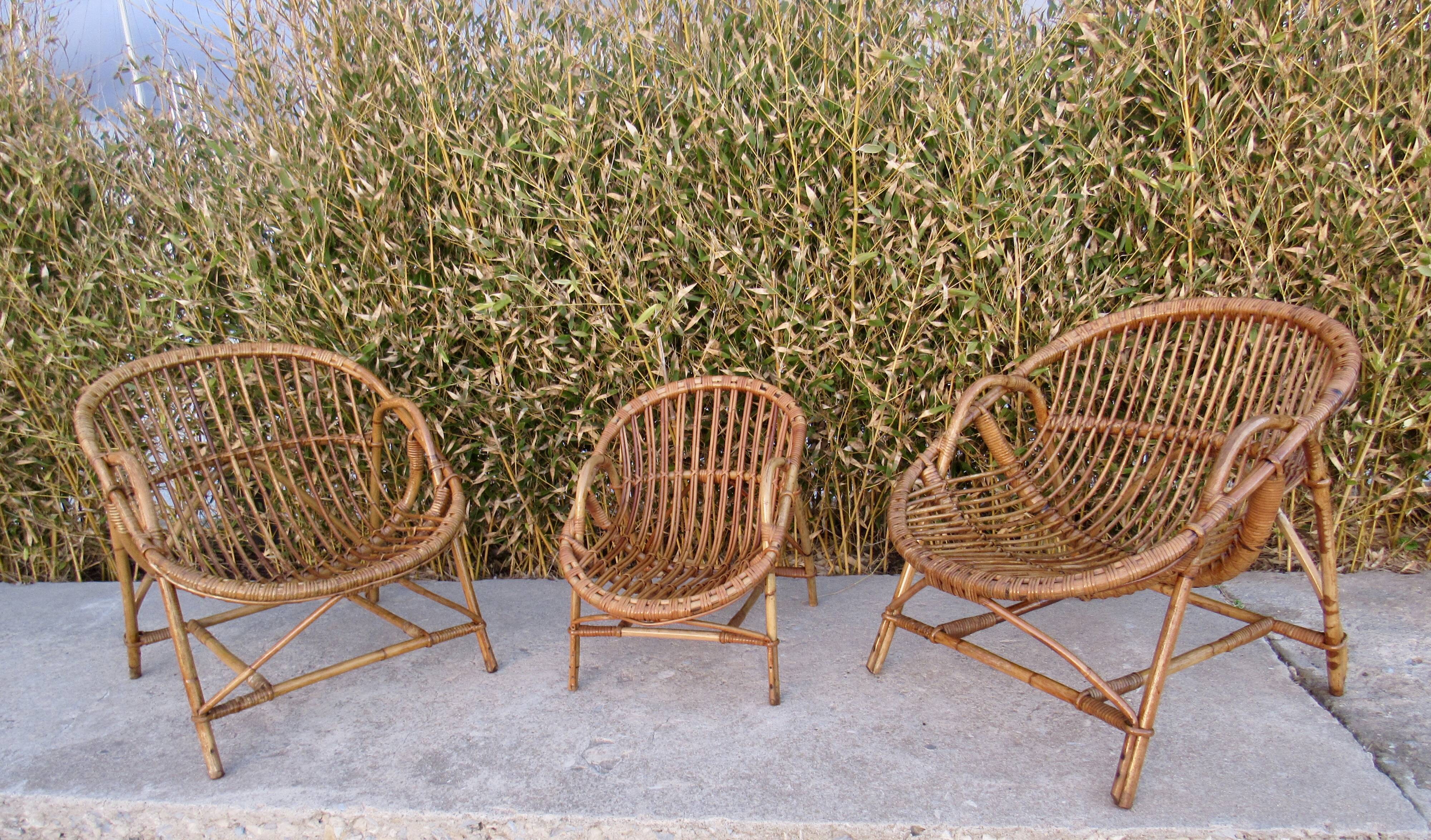 Set de trois fauteuils en rotin.