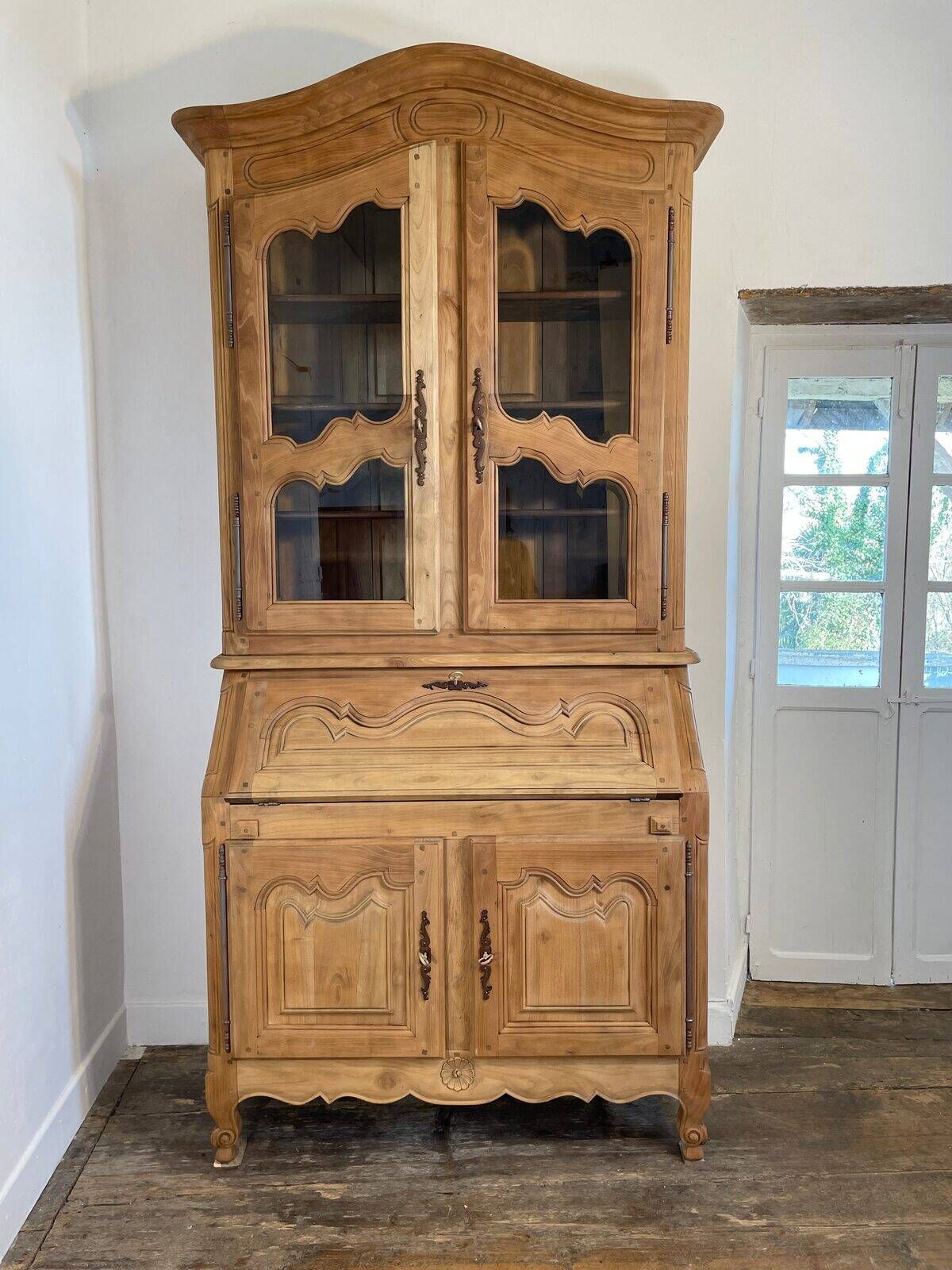 Provençal display cabinet in solid cherry wood, Louis XV style.