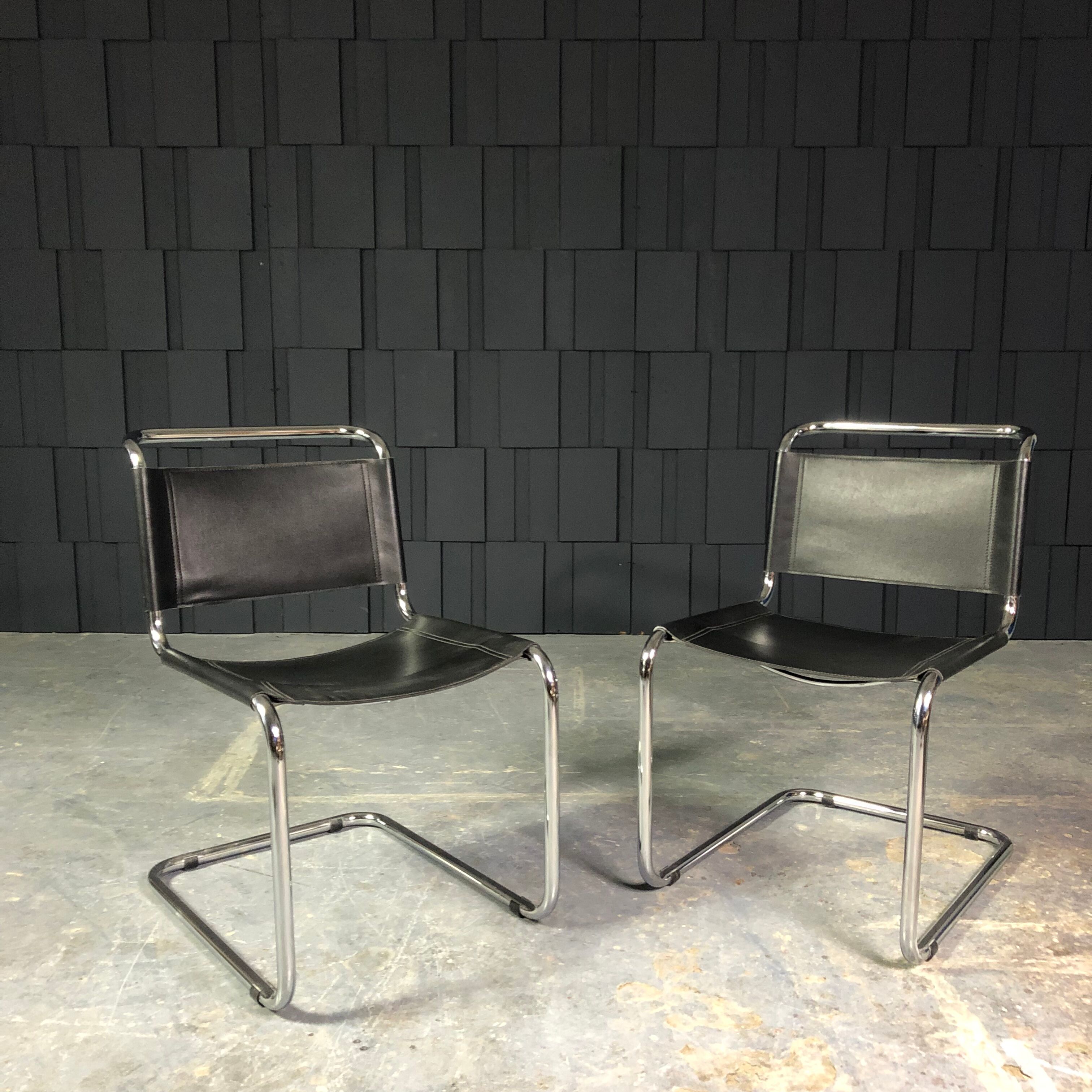 Paire de chaises S33 cuir noir et chrome