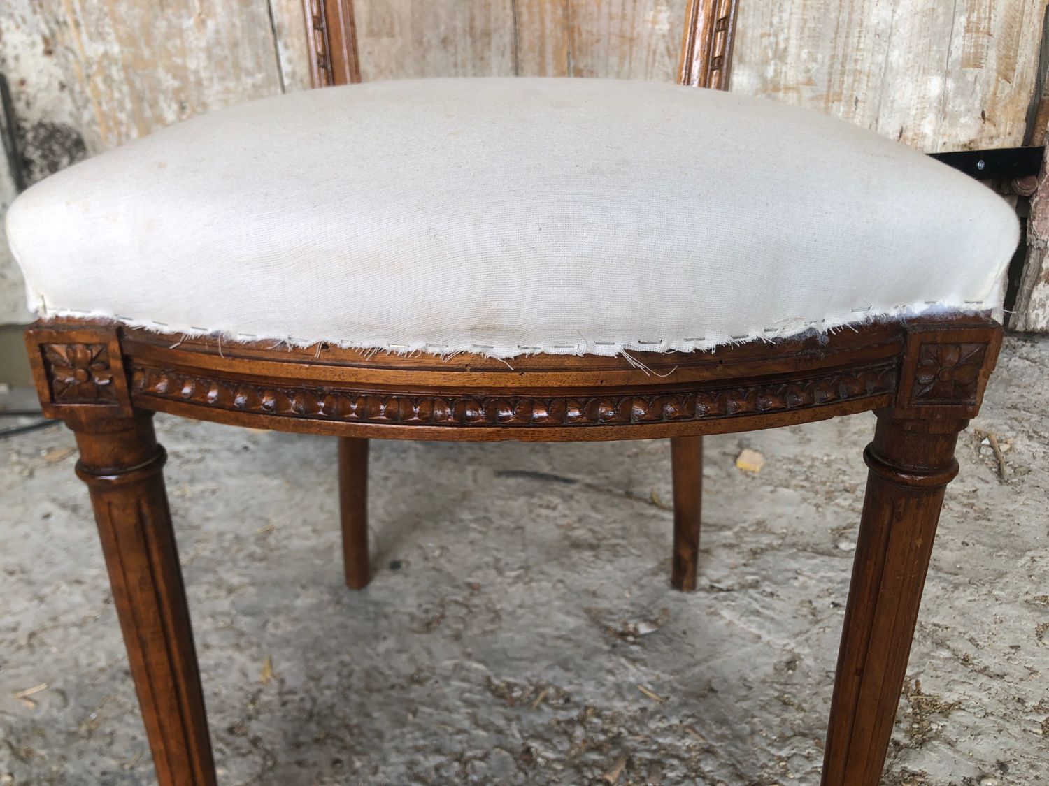 Chair style louis xvi carved wood & vintage white fabric
