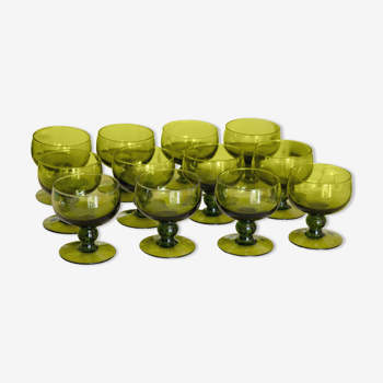 Ensemble de 12 verres à vin de couleur verte olive, soufflé bouche des années 50