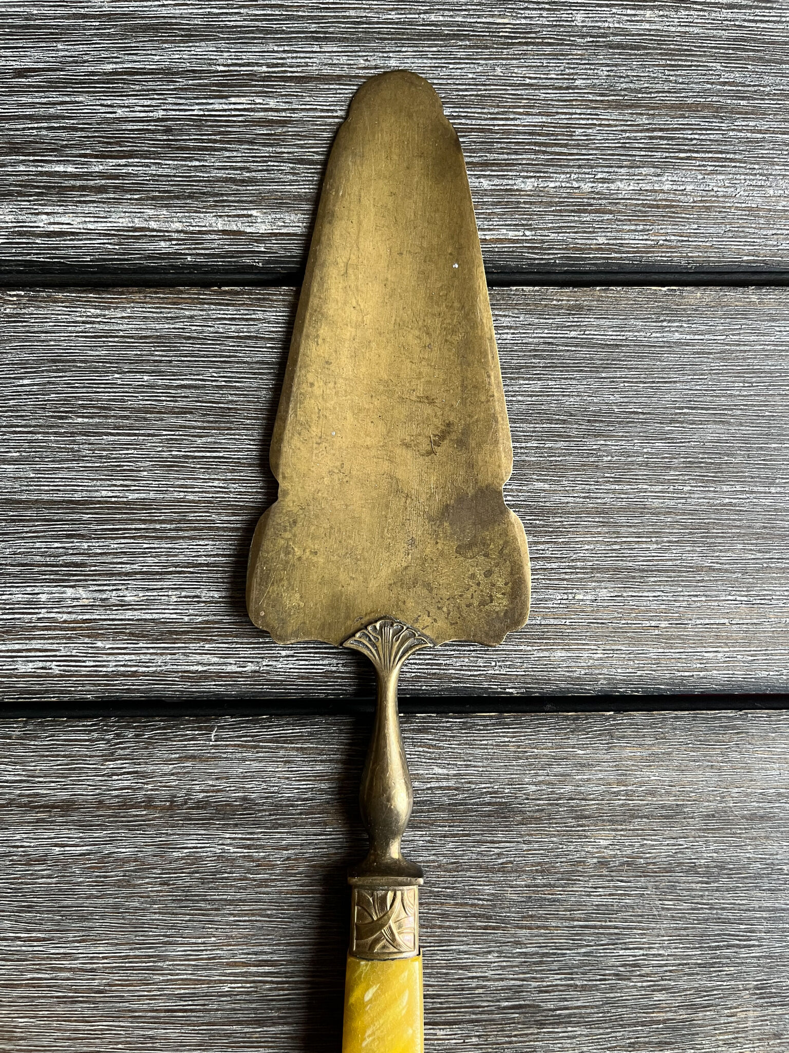 Art deco pie shovel