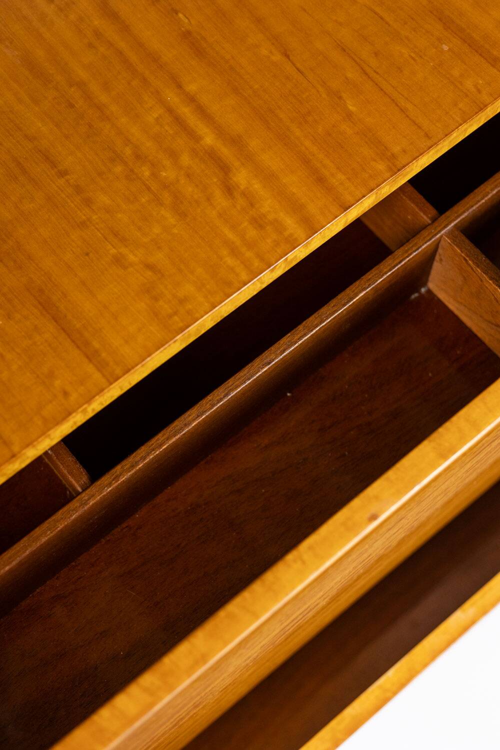 Commode en merisier blond vernis. Années 1960.