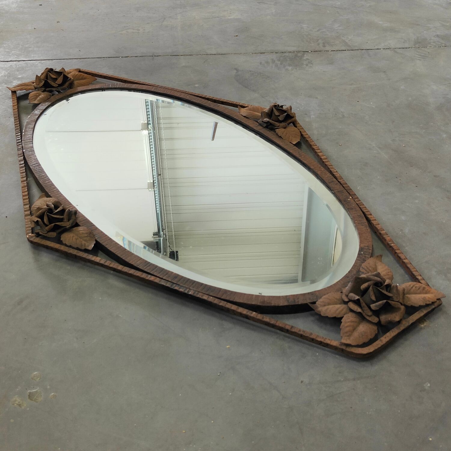 Miroir Mural Contemporain Danois Avec Bord Biseauté Et Fleur En 3D – Déco Design épuré