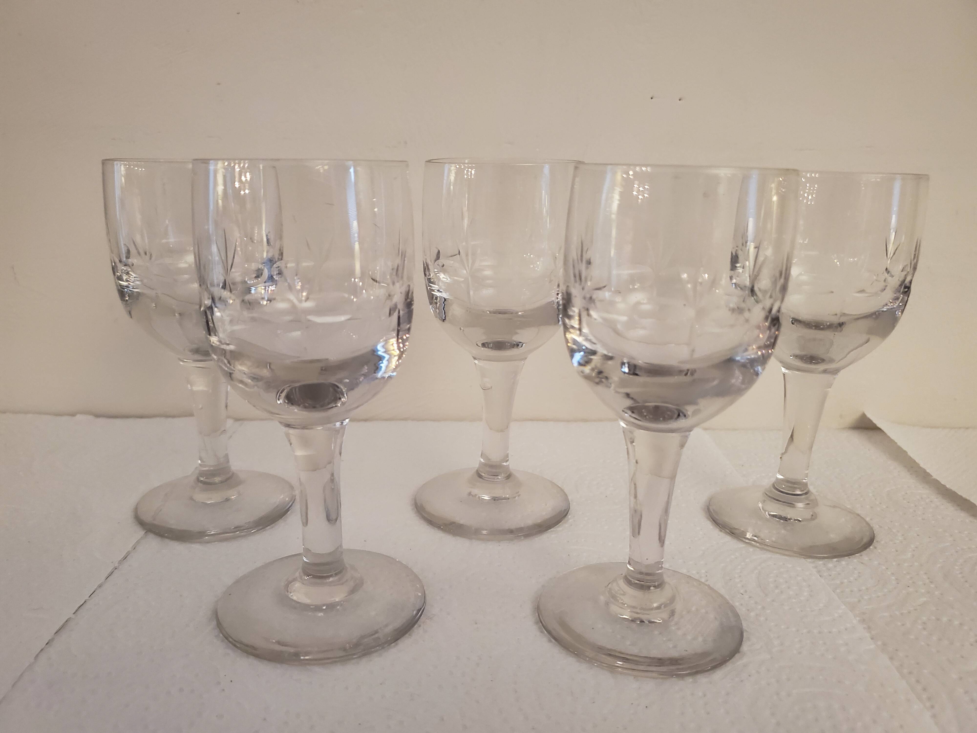 5 wine glasses in chiseled glass