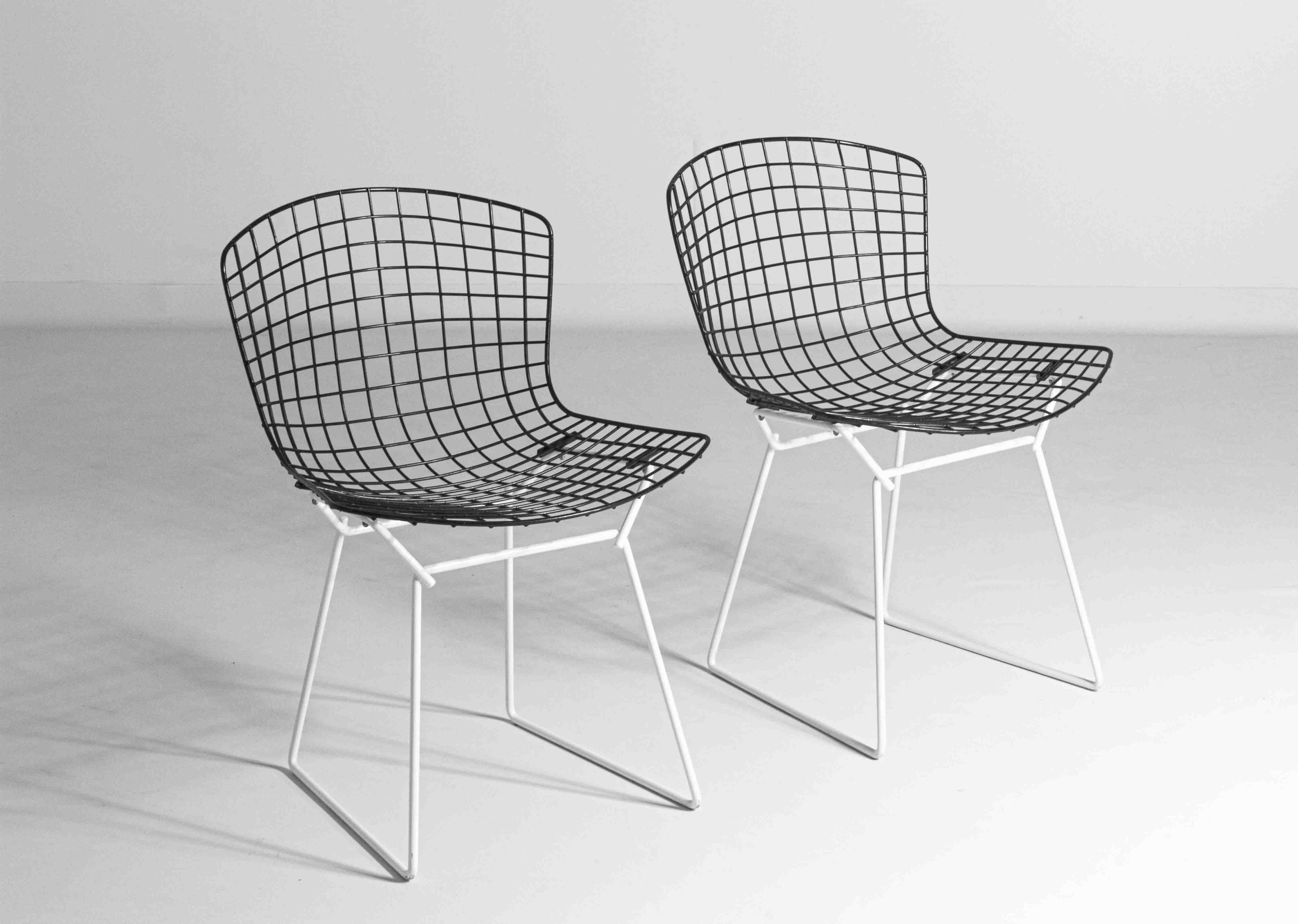 Ensemble de 7 chaises Bertoia noires et blanches pour Knoll International, années 1970