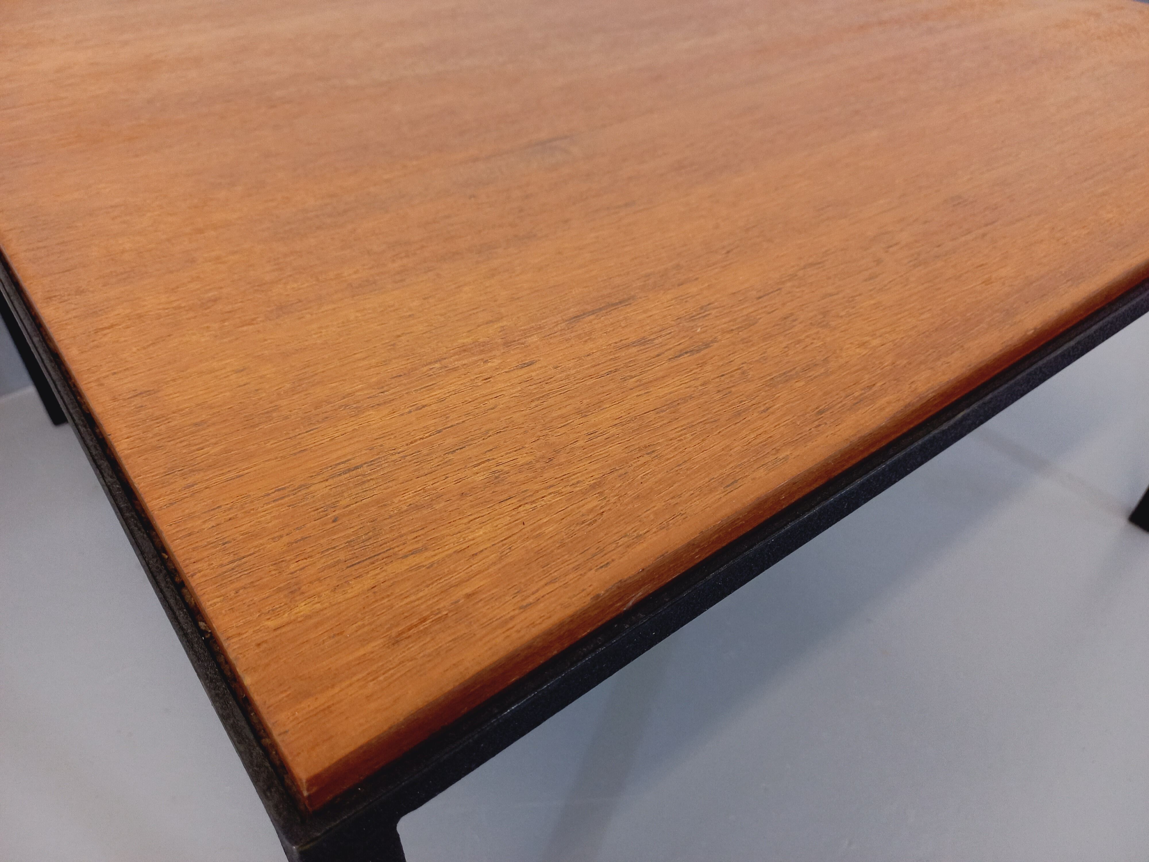 Table basse carrée moderniste vintage en teck et métal noir des années 60