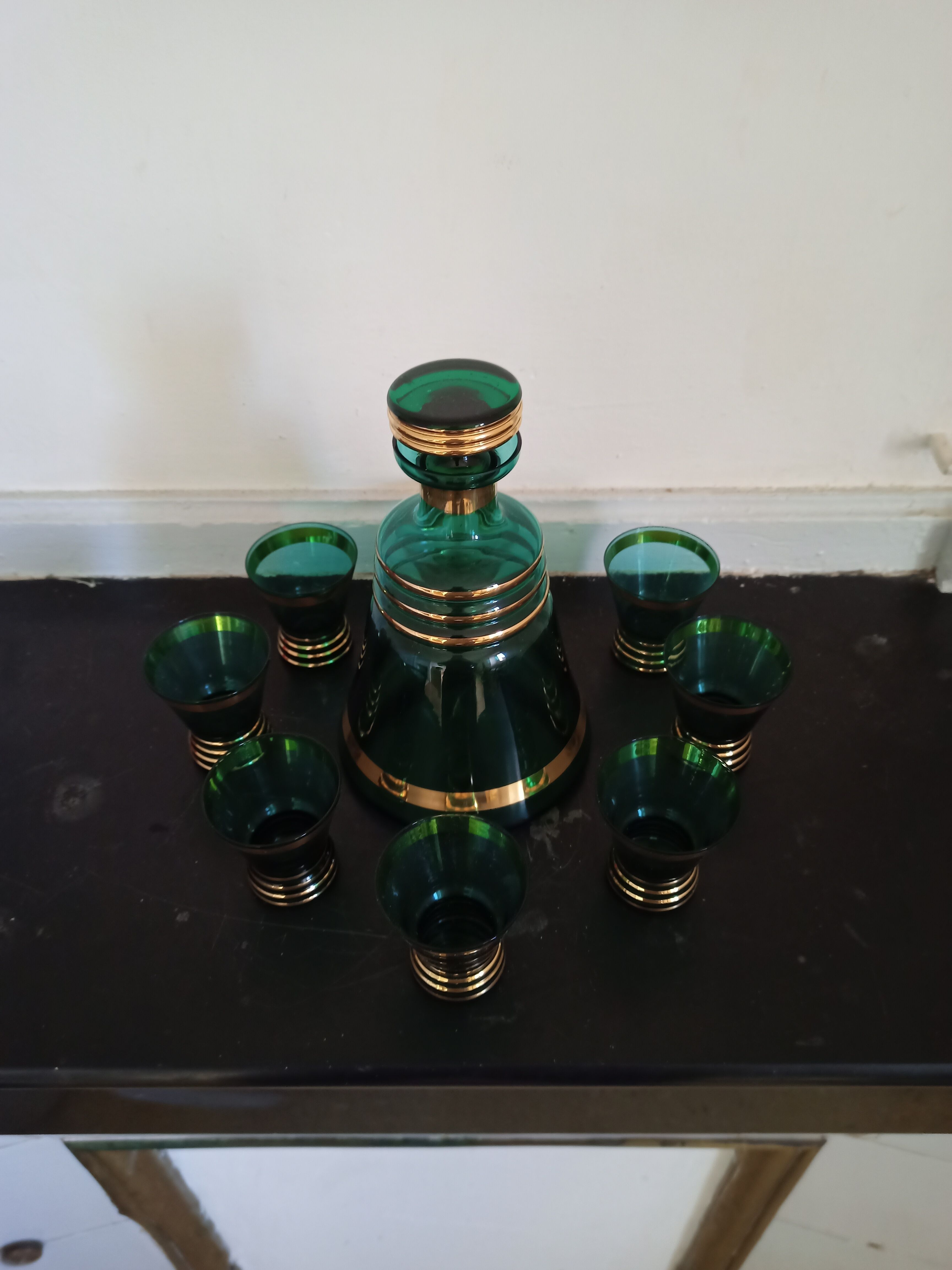 Carafe et verres à liqueur vert et doré verre ancien