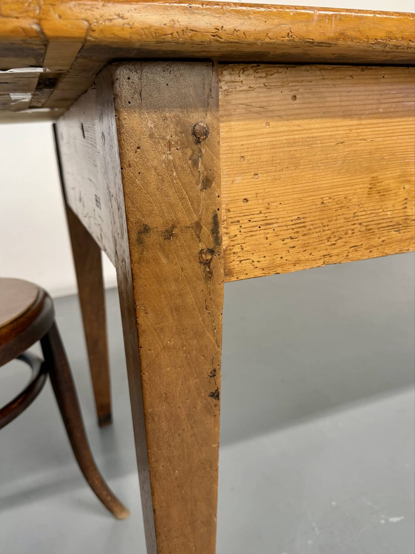 Grande table de ferme en bois avec tiroir en sapin fin 19 eme 