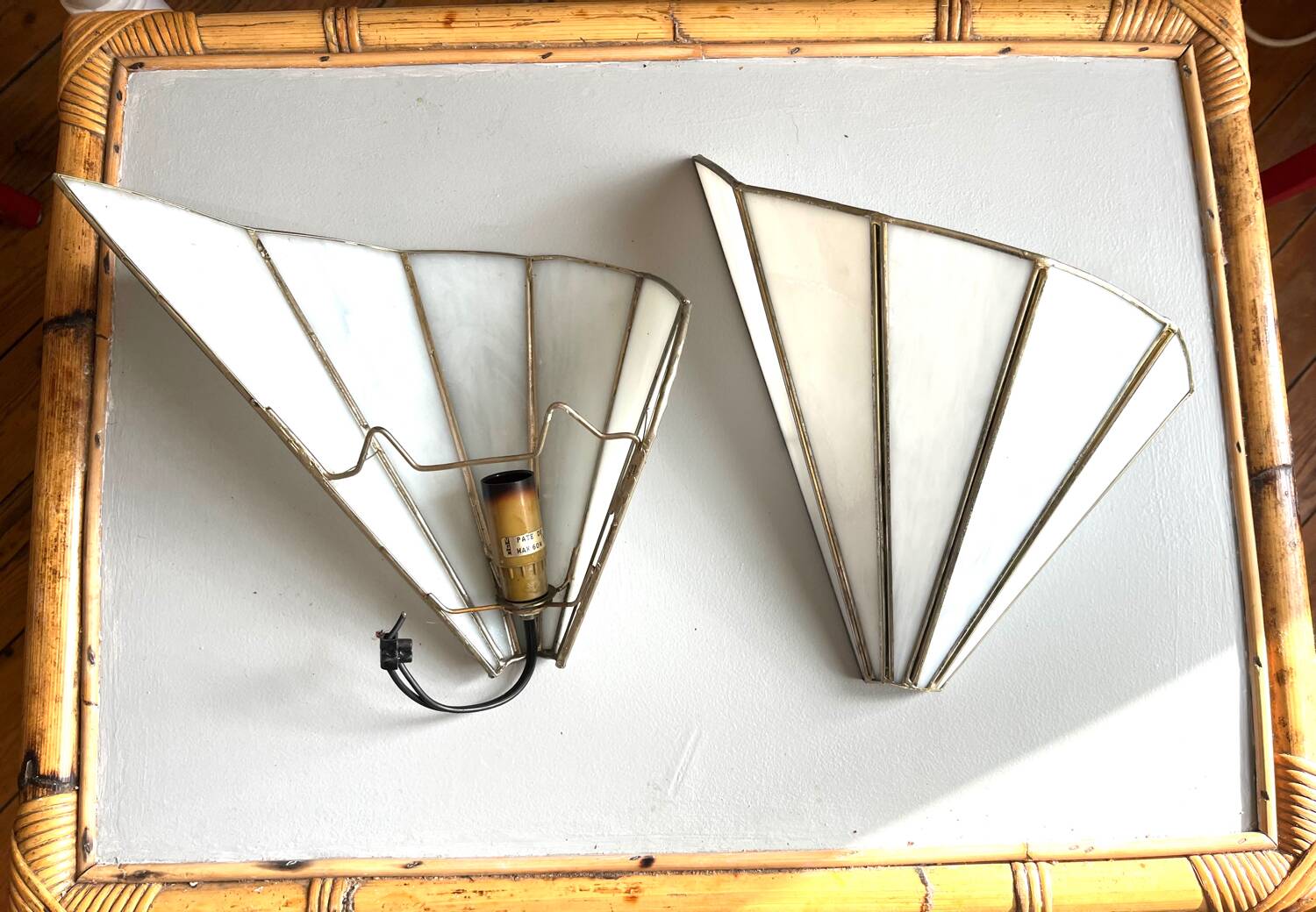 Pair of fan-shaped wall lights in glass paste and brass.
