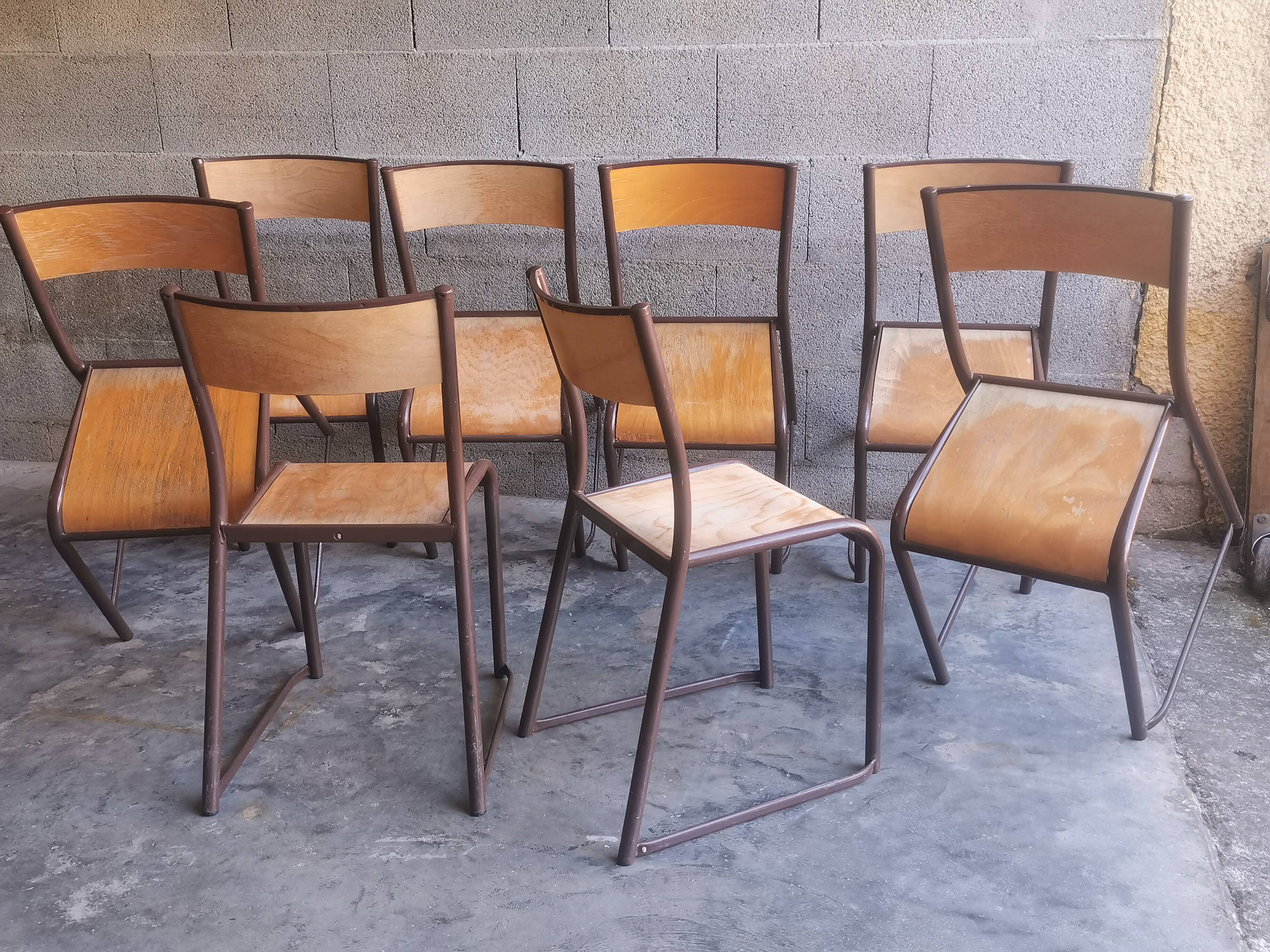 Serie de 8 chaises vintage empilables