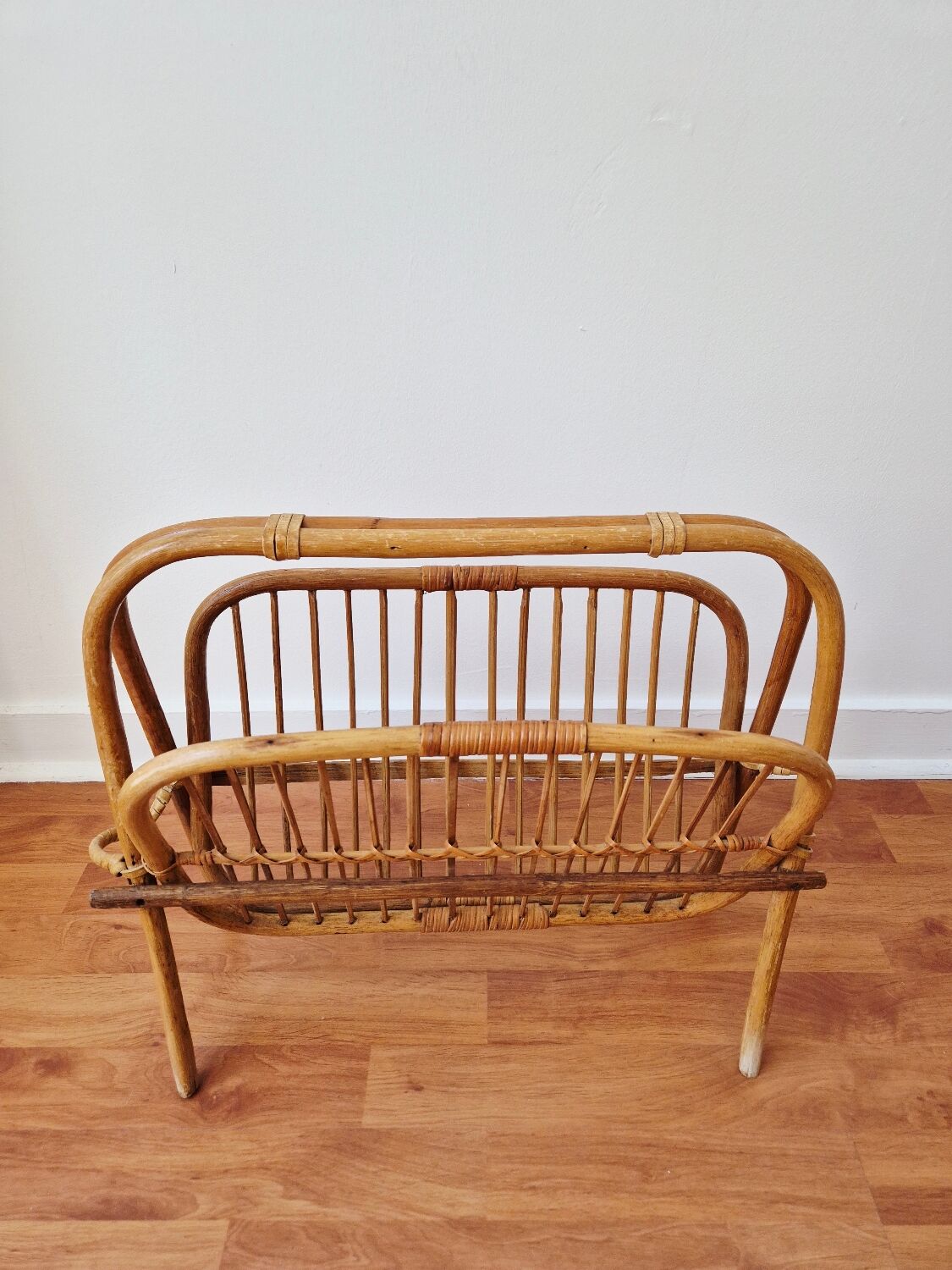 Foldable rattan magazine rack - Vintage
