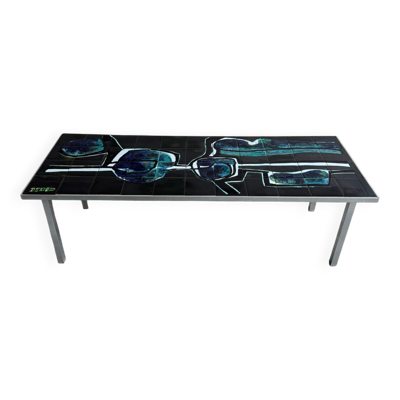 Table basse Denisco en céramique, style années 50 — plateau en carreaux émaillés noirs, bleus et blancs, piètement en métal argenté