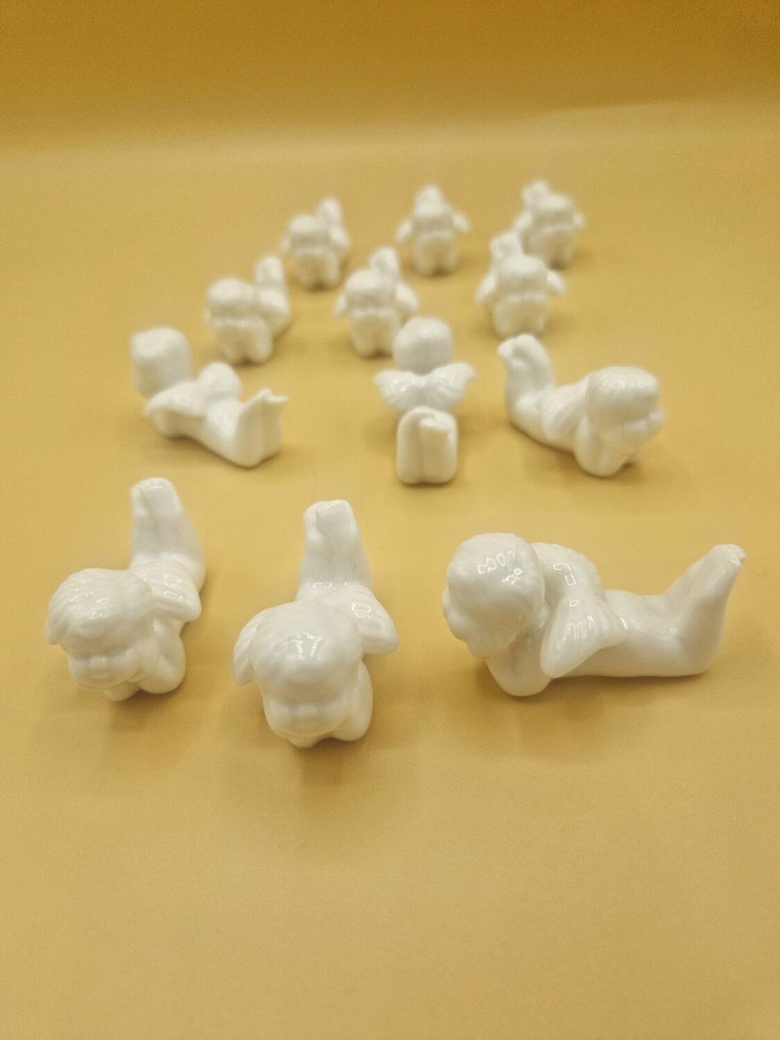 12 porte-couteaux vintage en porcelaine figurant des chérubins