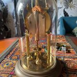 Horloge sous globe
