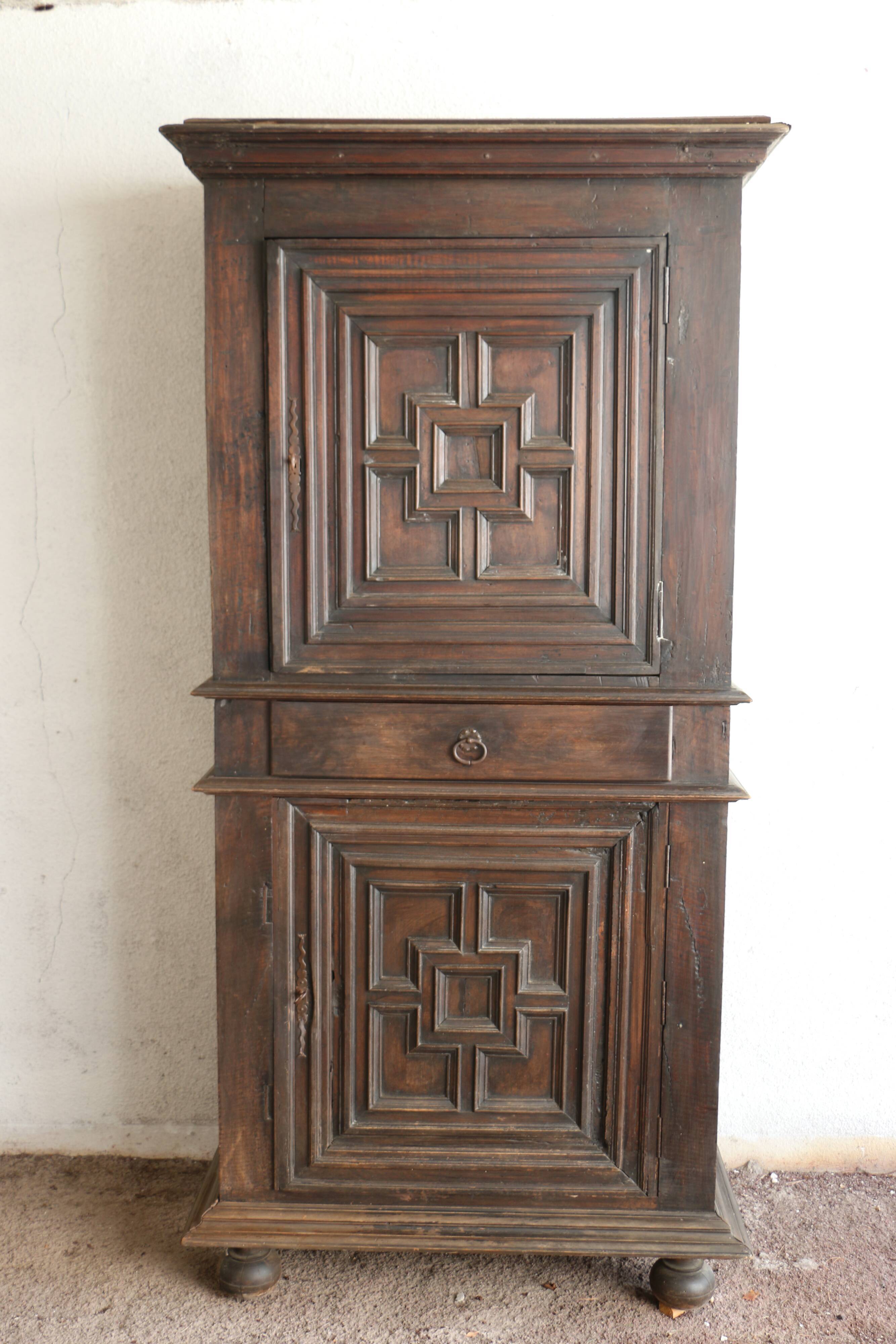 Standing man of Louis XIII period solid walnut