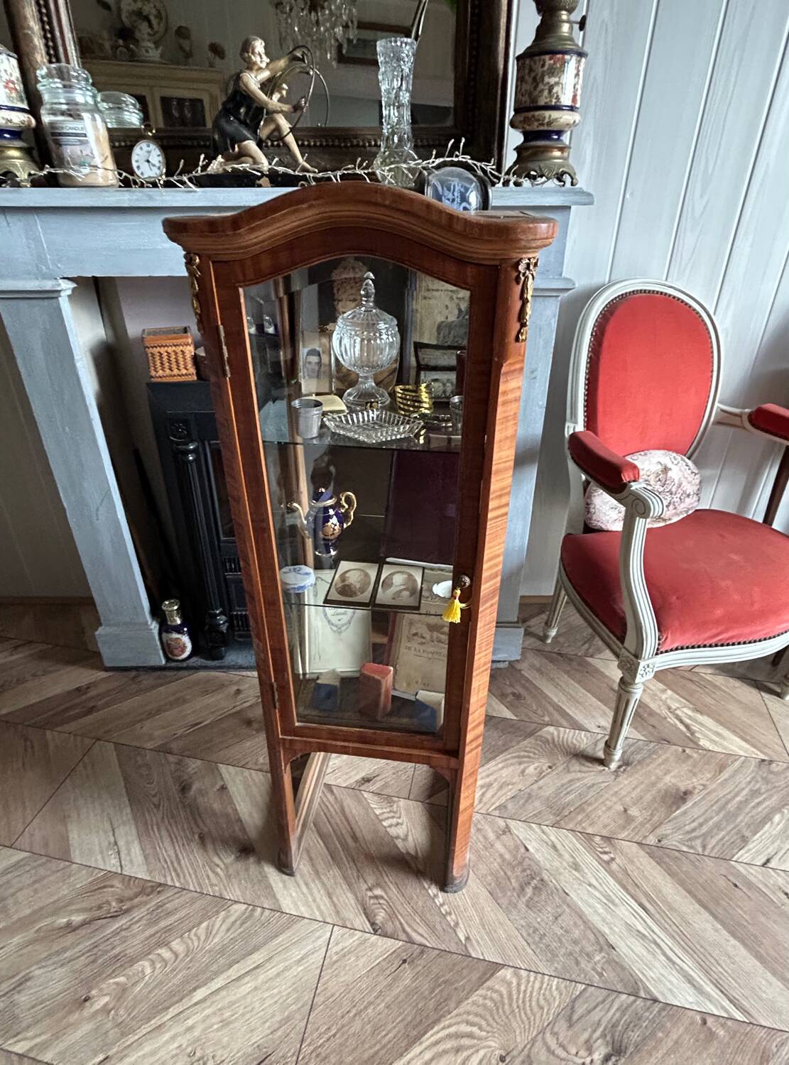 Petite vitrine Louis XVI en marqueterie