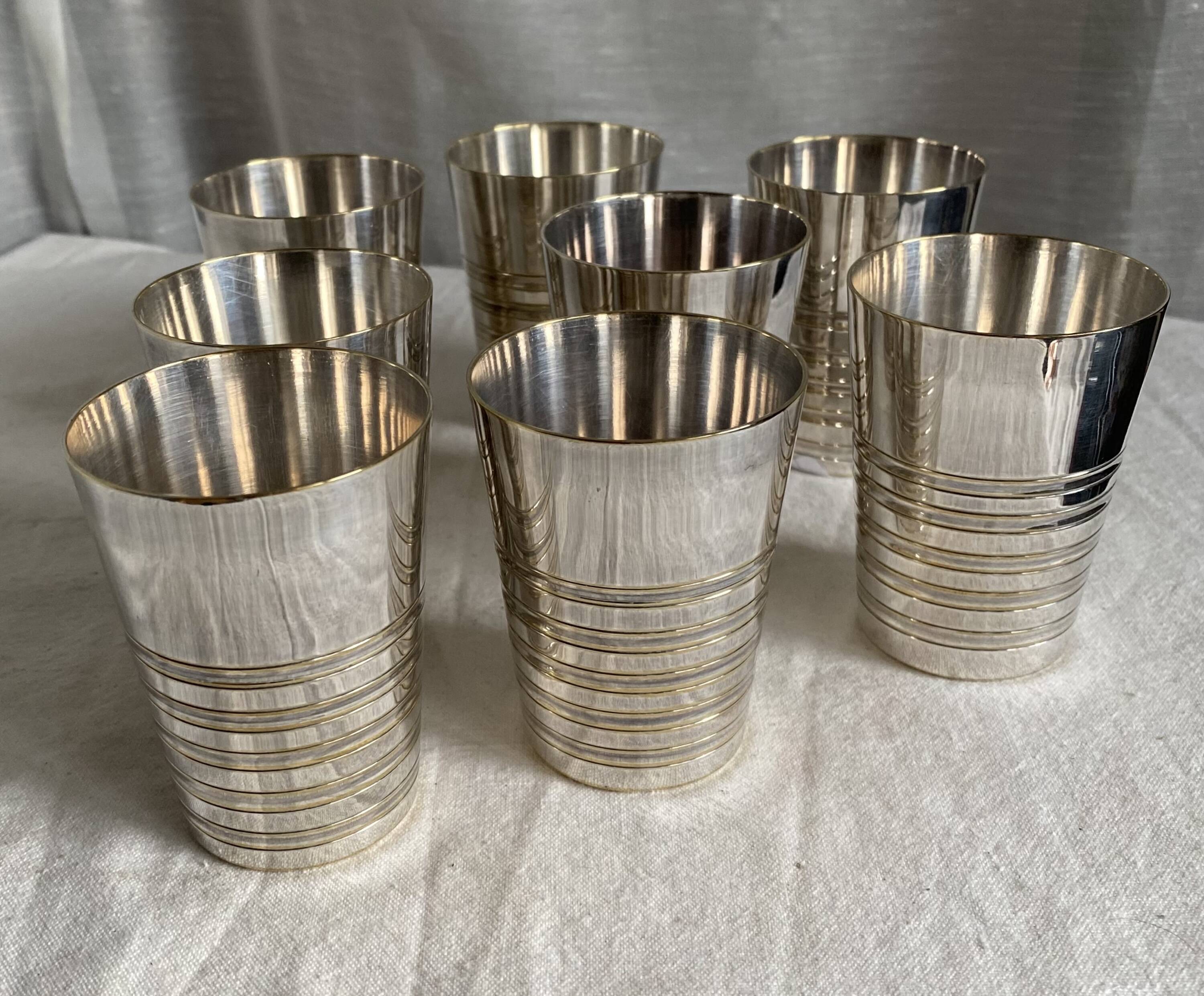 Set of 8 silver-plated metal Art Deco cups