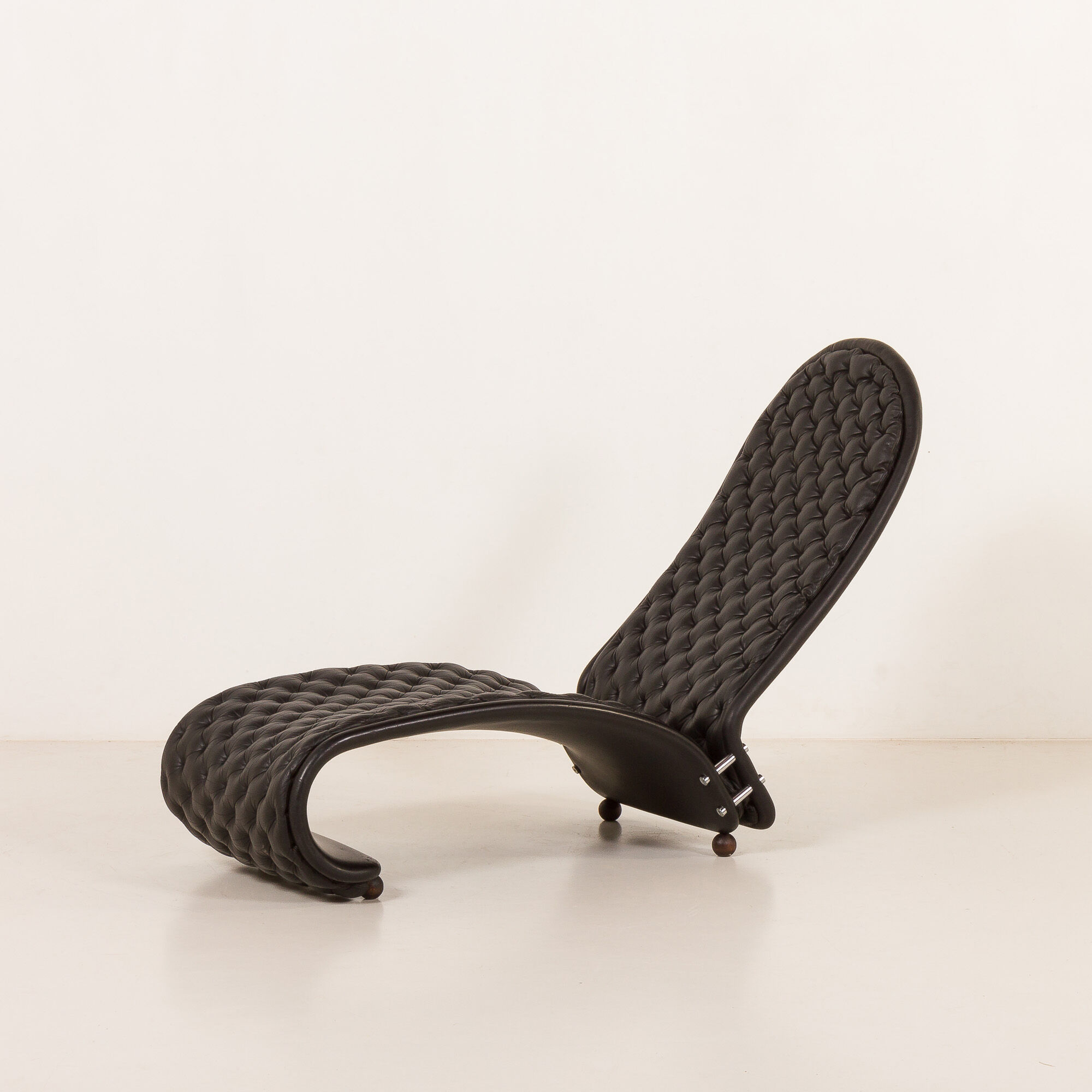Verner Panton black leather chaise longue for Fritz Hansen, 1970s