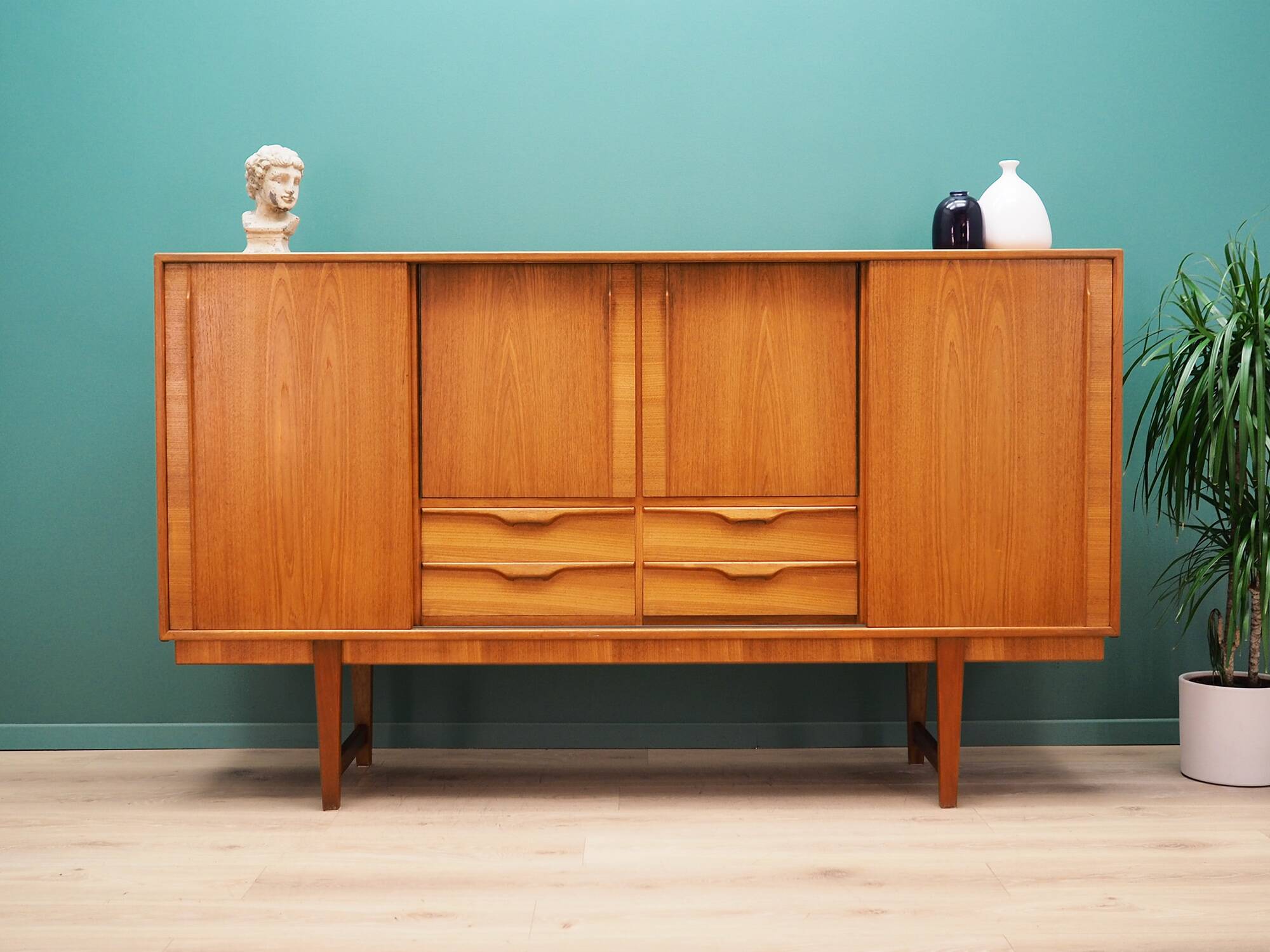 Buffet haut en teck, design danois, années 1960, production : Danemark