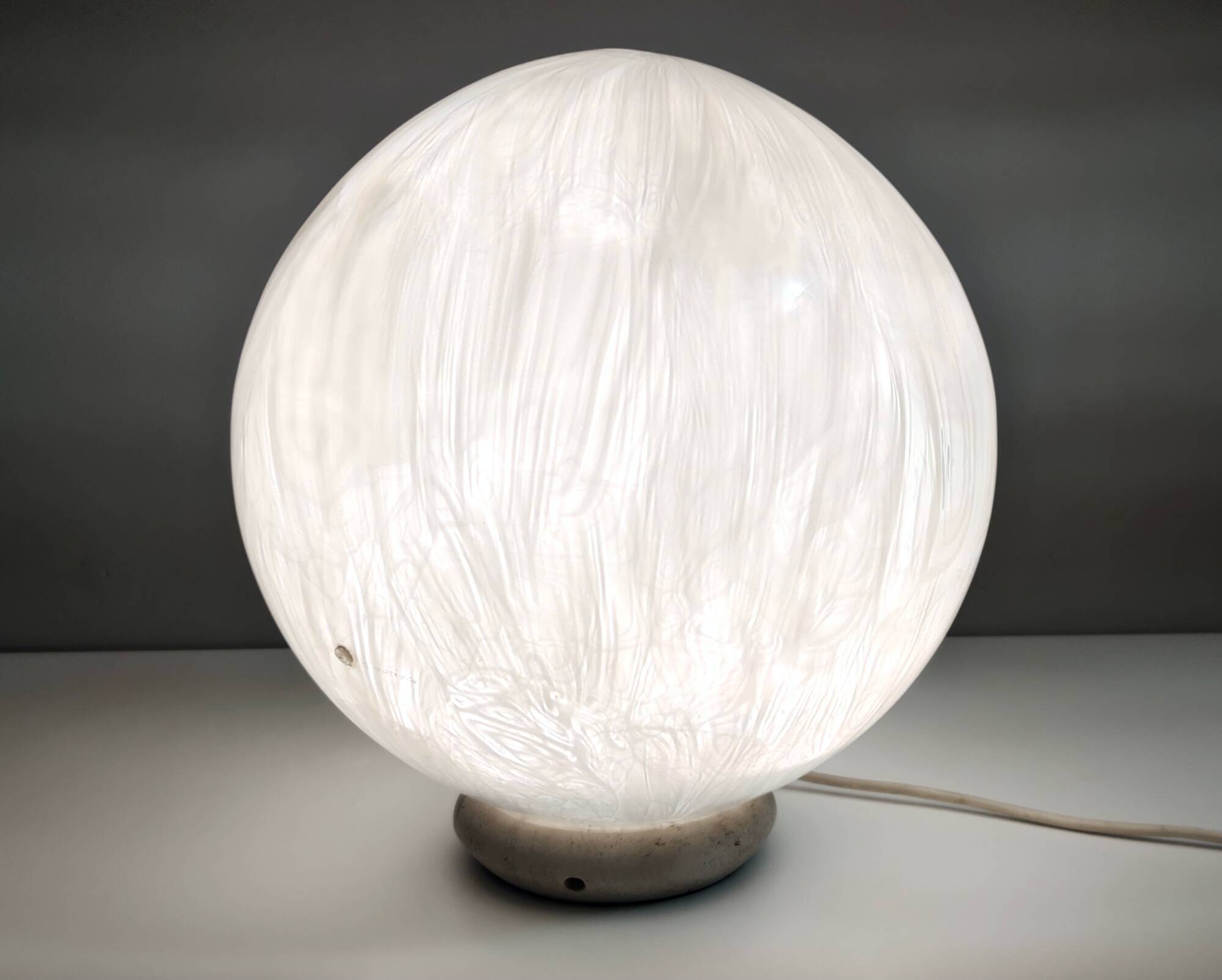 Lampe de table sphérique en verre soufflé de Murano blanc par La Murrina avec Murrines