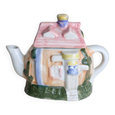 Théière vintage en barbotine en forme de maison - Couleurs pastel