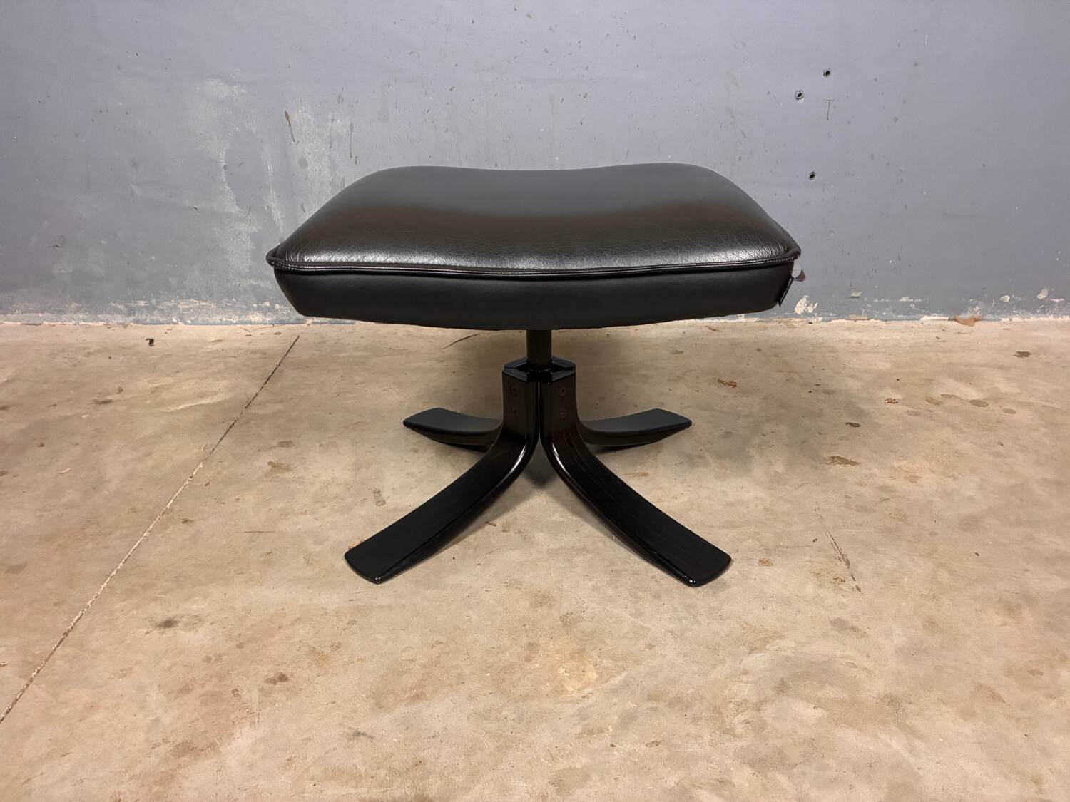 Fauteuil pivotant Skalma avec repose-pieds design danois