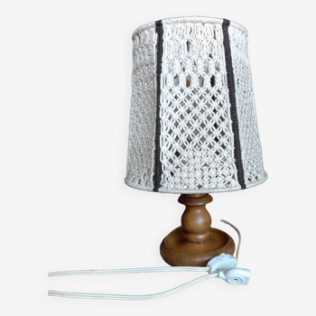 Candlestick style table lamp