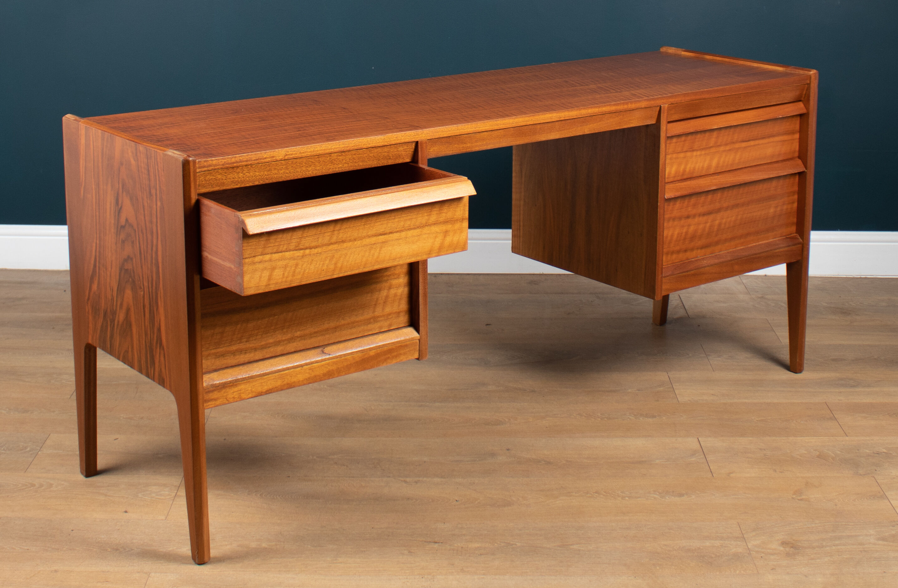 Commode de bureau rétro en noyer et palissandre par John Herbert