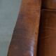 Fauteuil en cuir de mouton antique caractéristique avec de beaux détails et un design unique