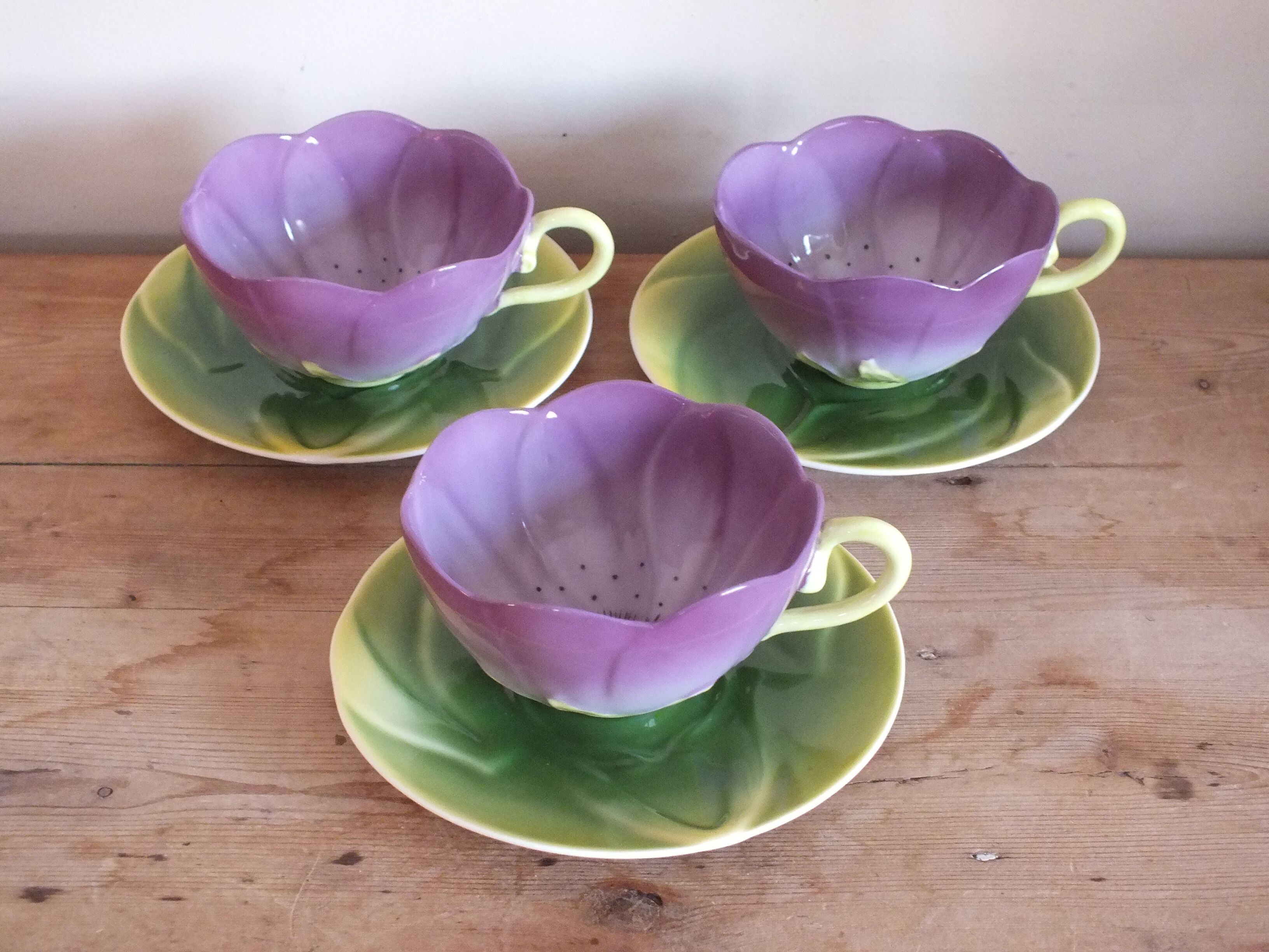3 purple cups, porcelain flowers Geneviève Lethu