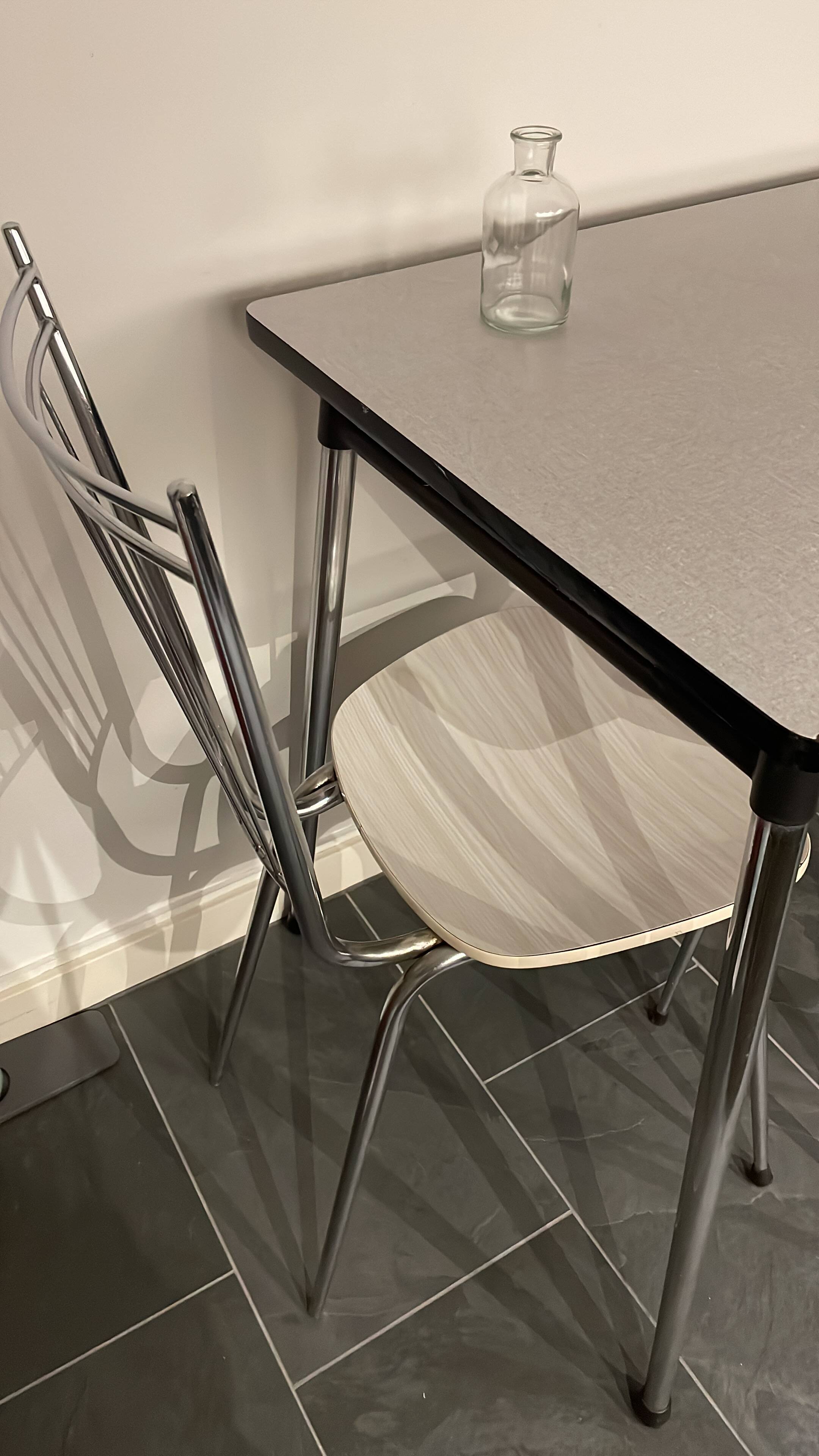 Table formica grise et ses 3 chaises