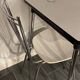 Table formica grise et ses 3 chaises