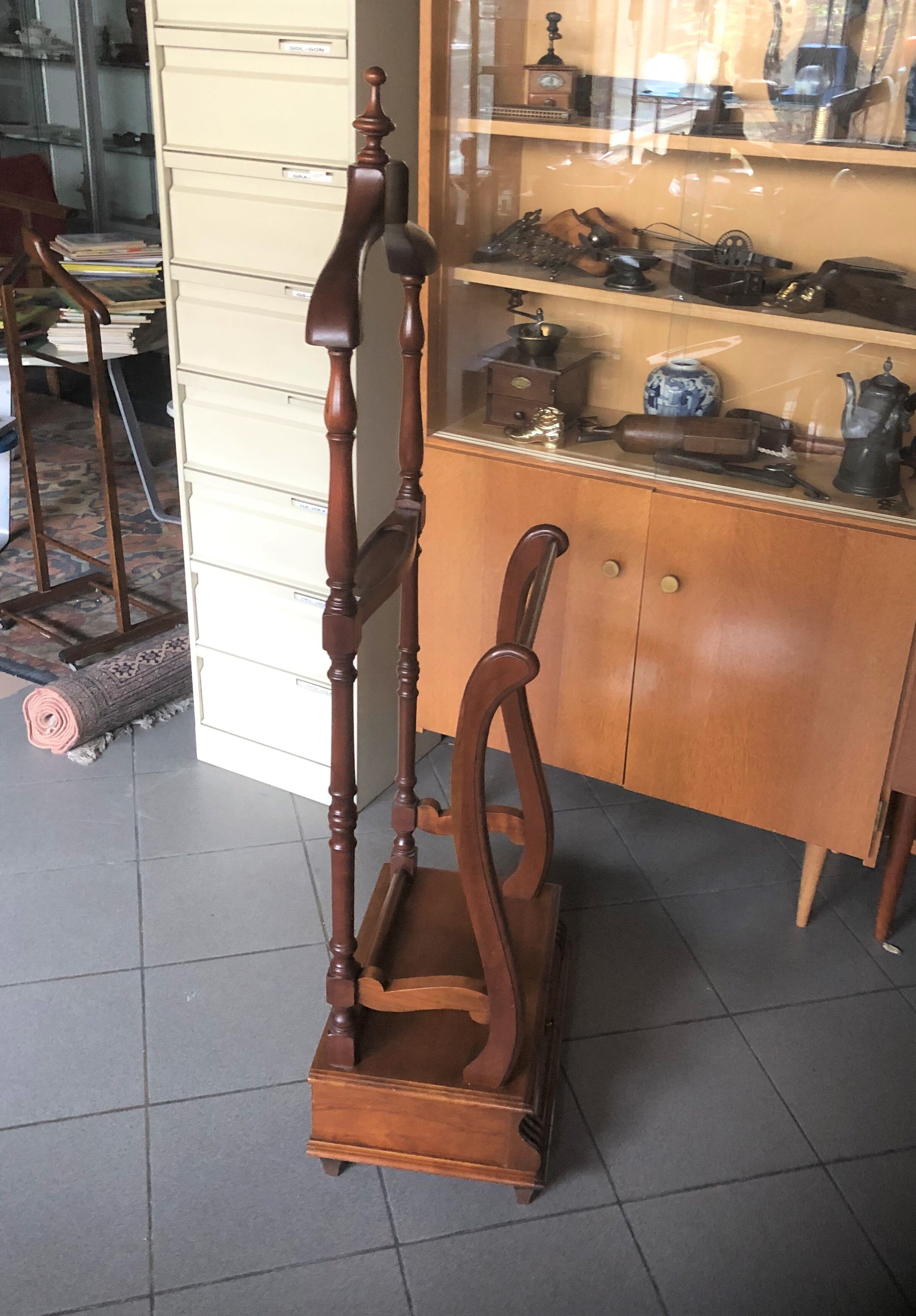 Servant Oak Room Valet