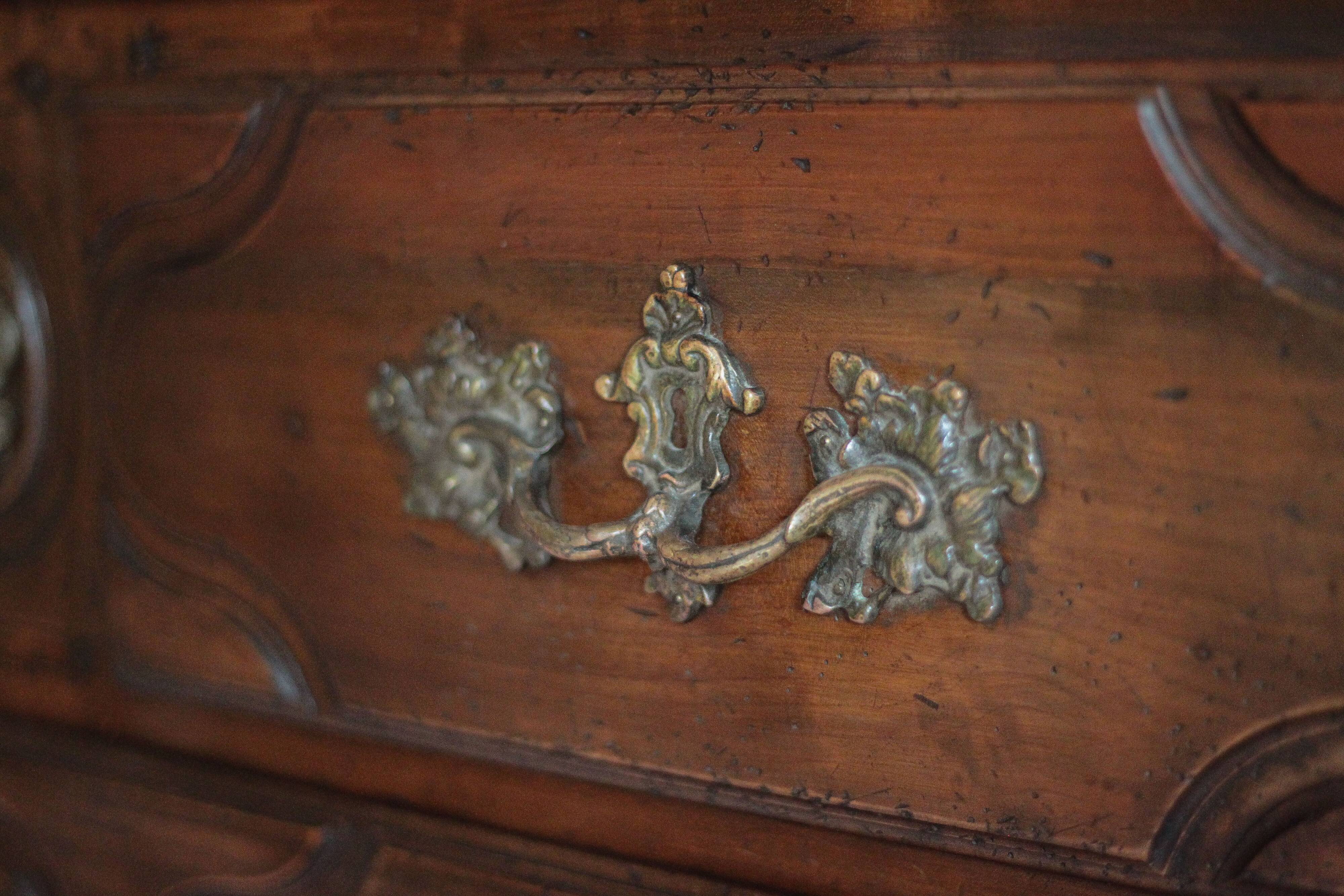 Wooden chest of drawers with 4 drawers in Louis XV style