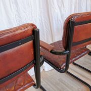 Lot de 4 chaises de salle à manger vintage en cuir matelassé : base en métal noir