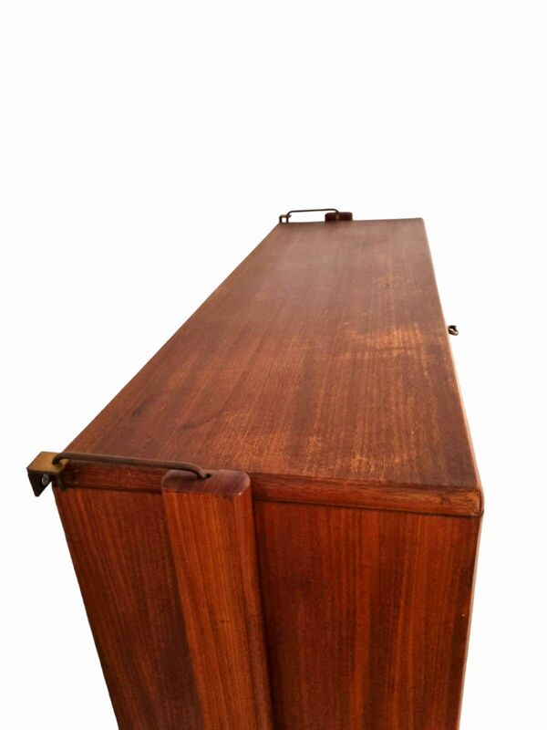 Petite unité murale en noyer et laiton avec fonction bureau par William Watting