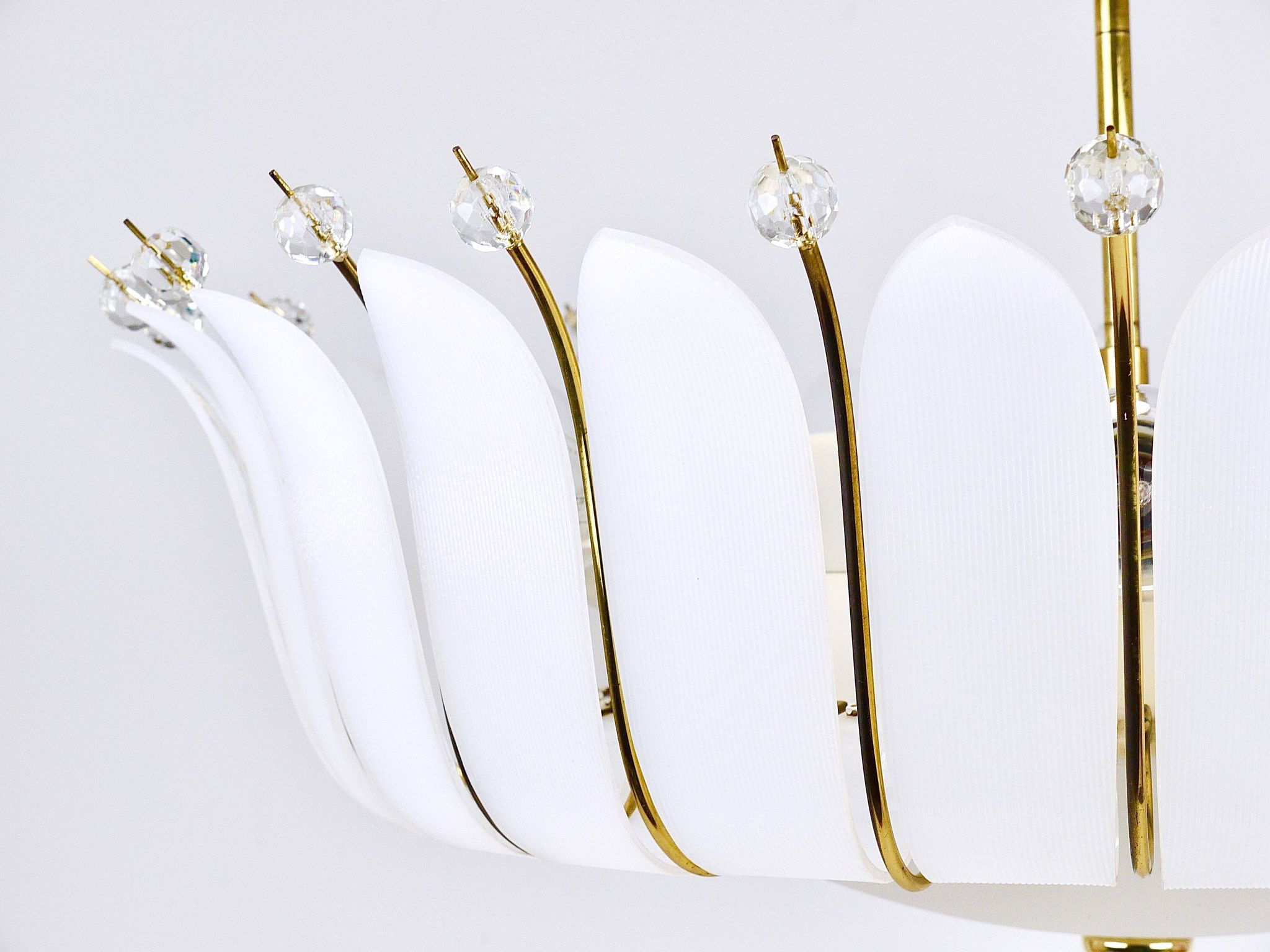 Grand chandelier Rupert Nikoll 27" mid-century brass with leaves, Austria, 1950.