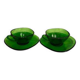 Deux tasses avec soucoupes