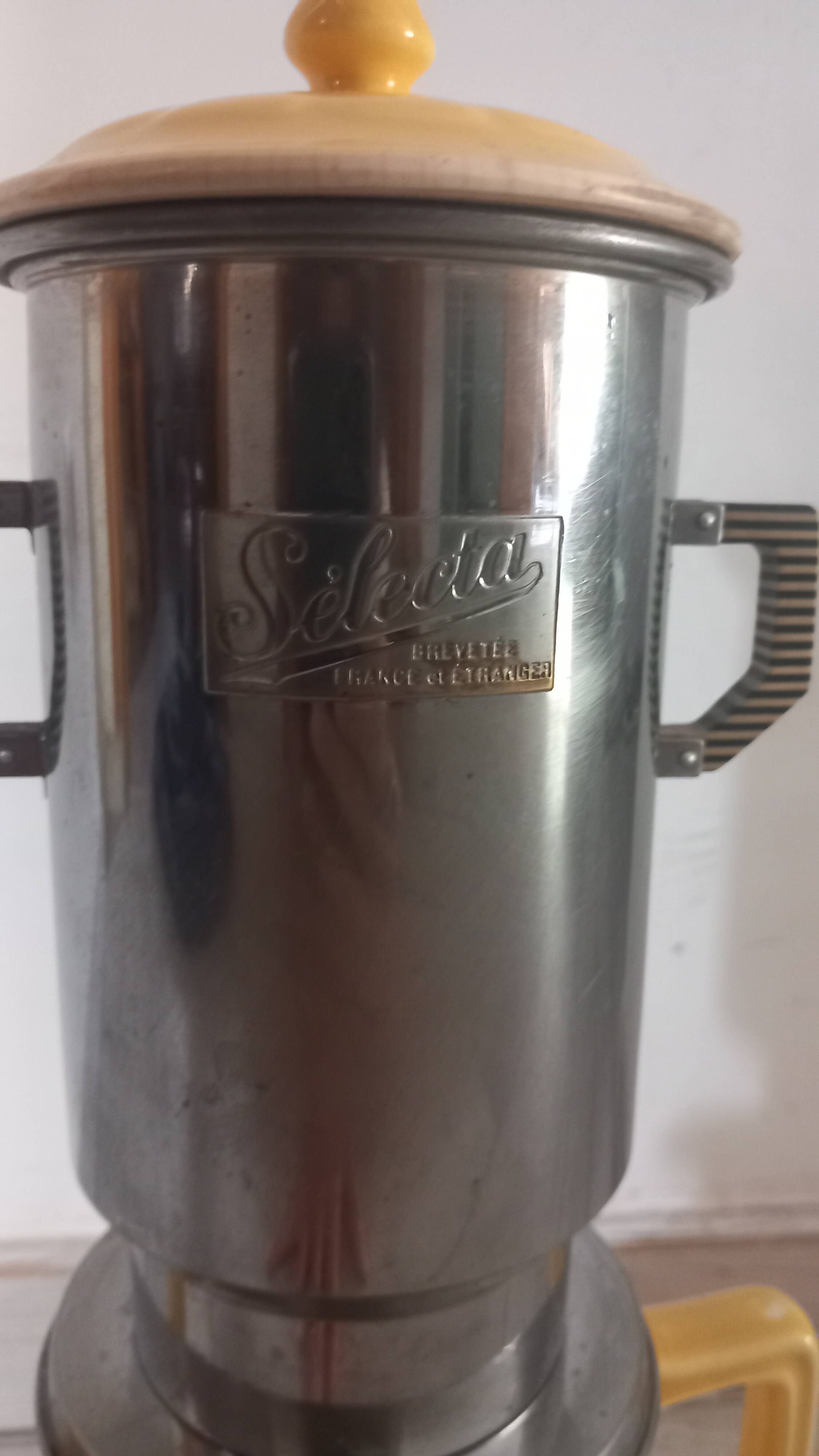 Yellow 1950s coffee pot porcelain and Bakelite selecta