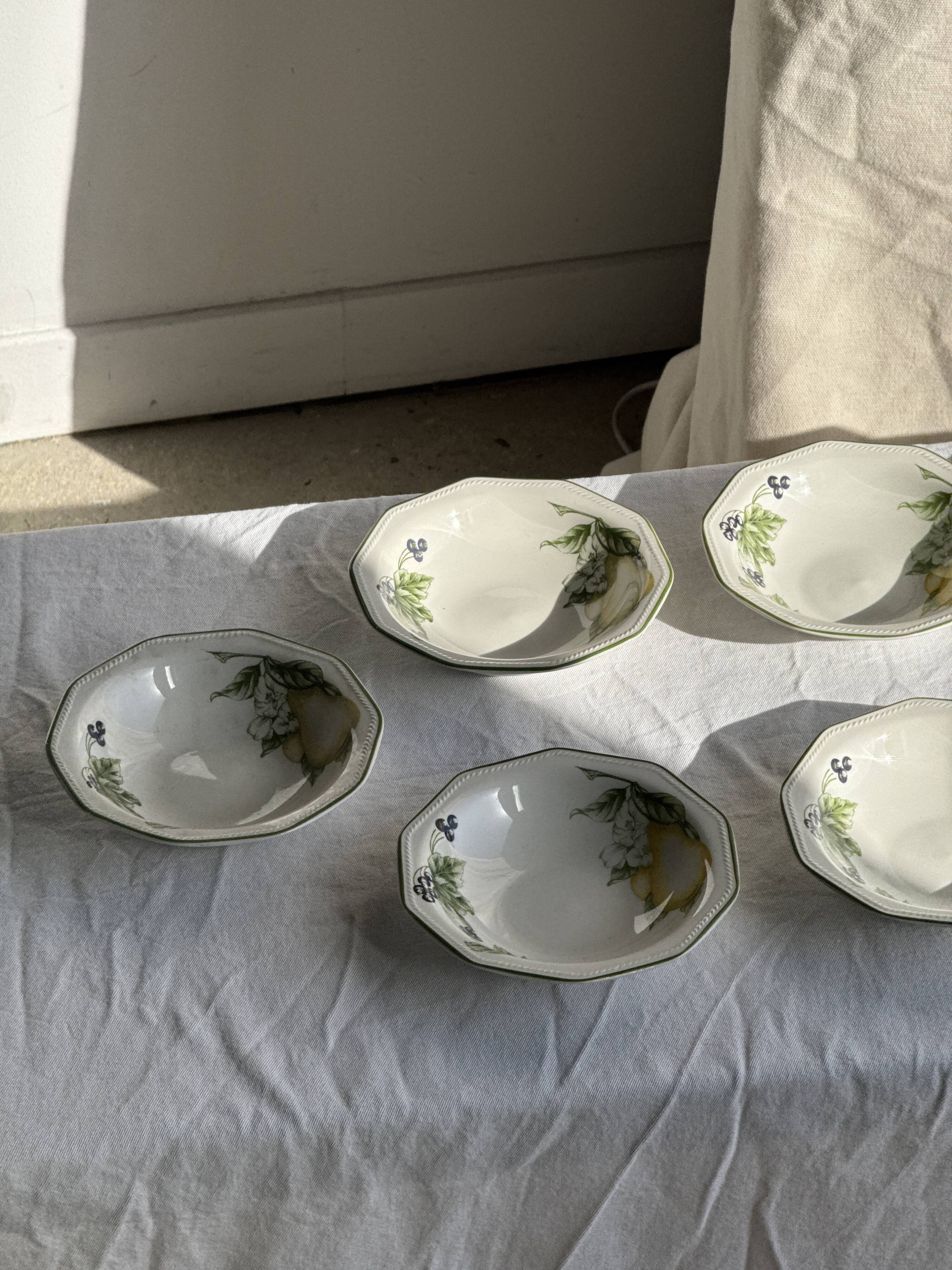 Set of 11 fruit-patterned bowls The Chartwell Collection England D17