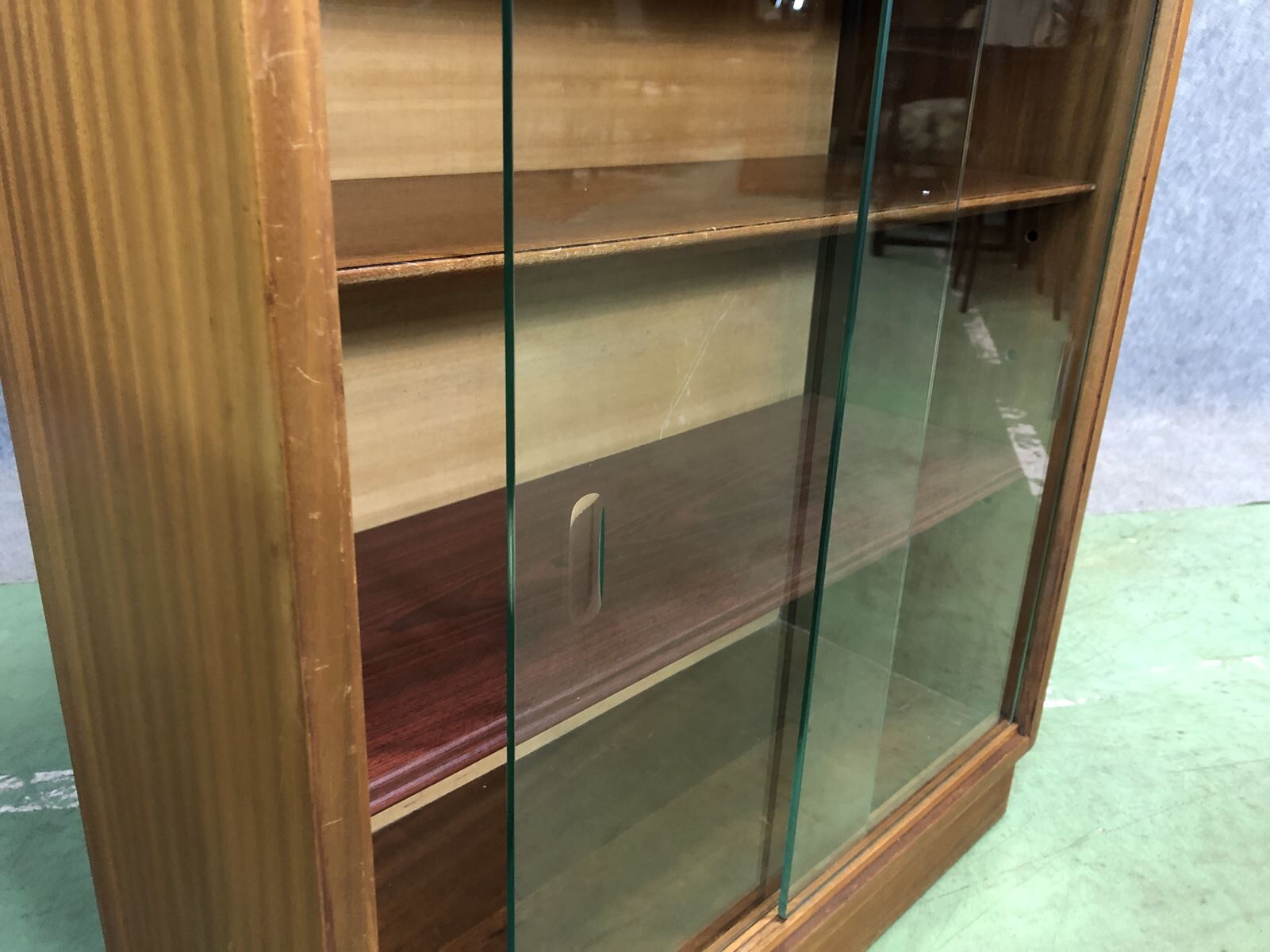 Display with sliding doors in mahogany - 50s