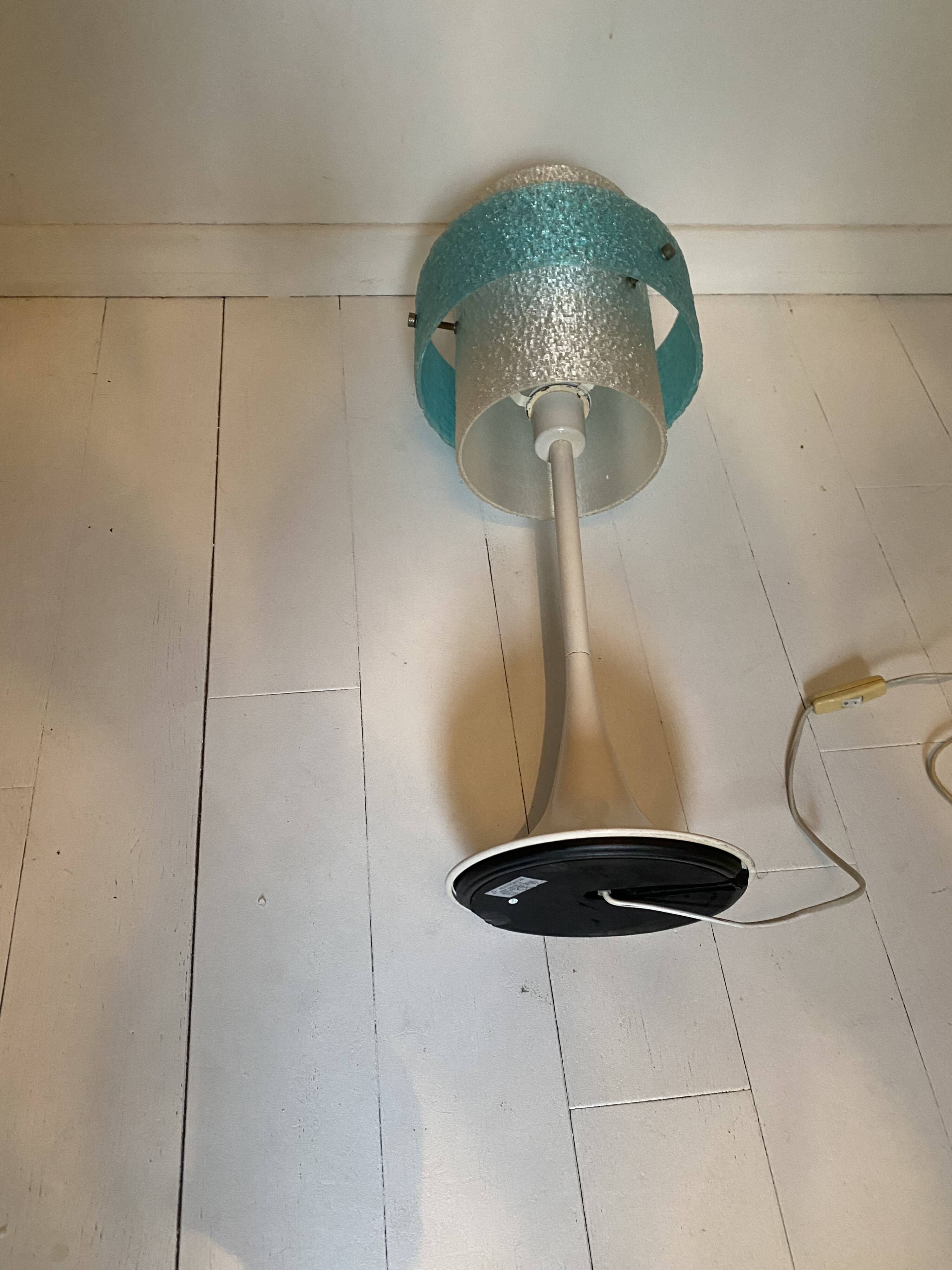 lampe vintage à pied tulipe en aluminium laqué blanc et abat jour en perspex. Marque Aluminor