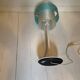 lampe vintage à pied tulipe en aluminium laqué blanc et abat jour en perspex. Marque Aluminor
