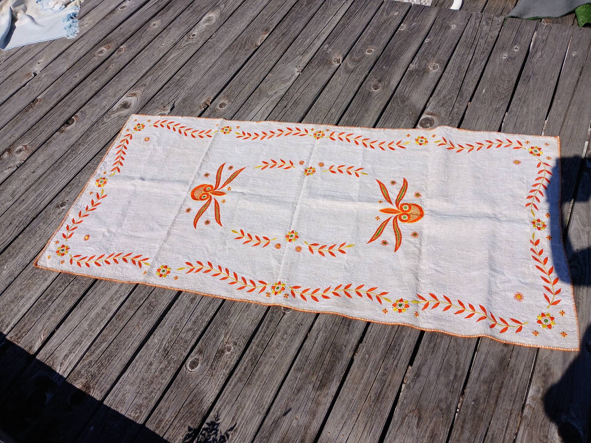 Chemin de table vintage en toile épaisse brodée 
