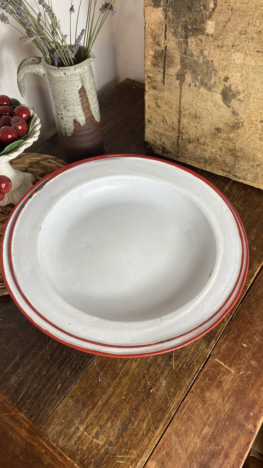 Enamelled metal plates