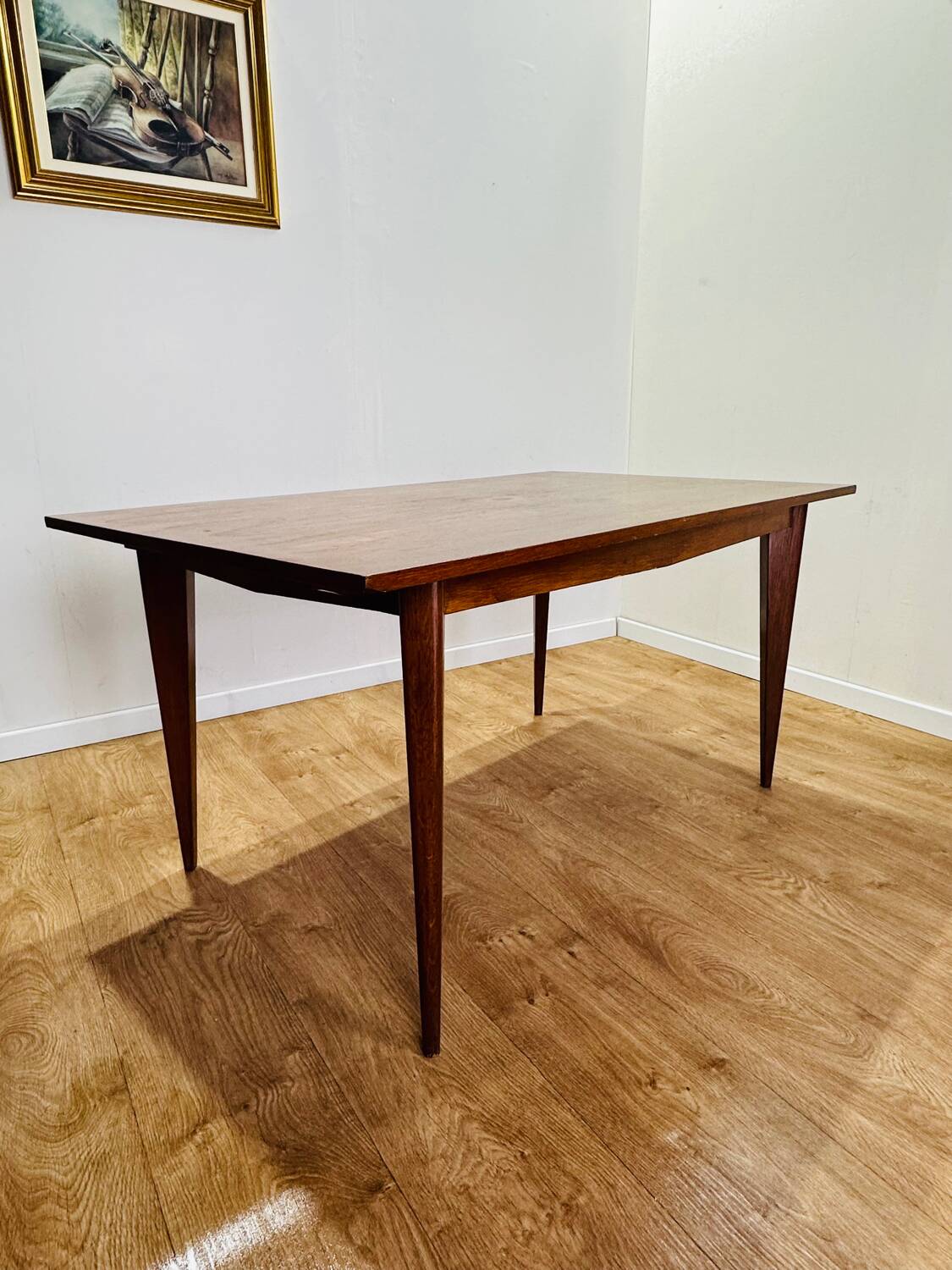 Extendable wooden table