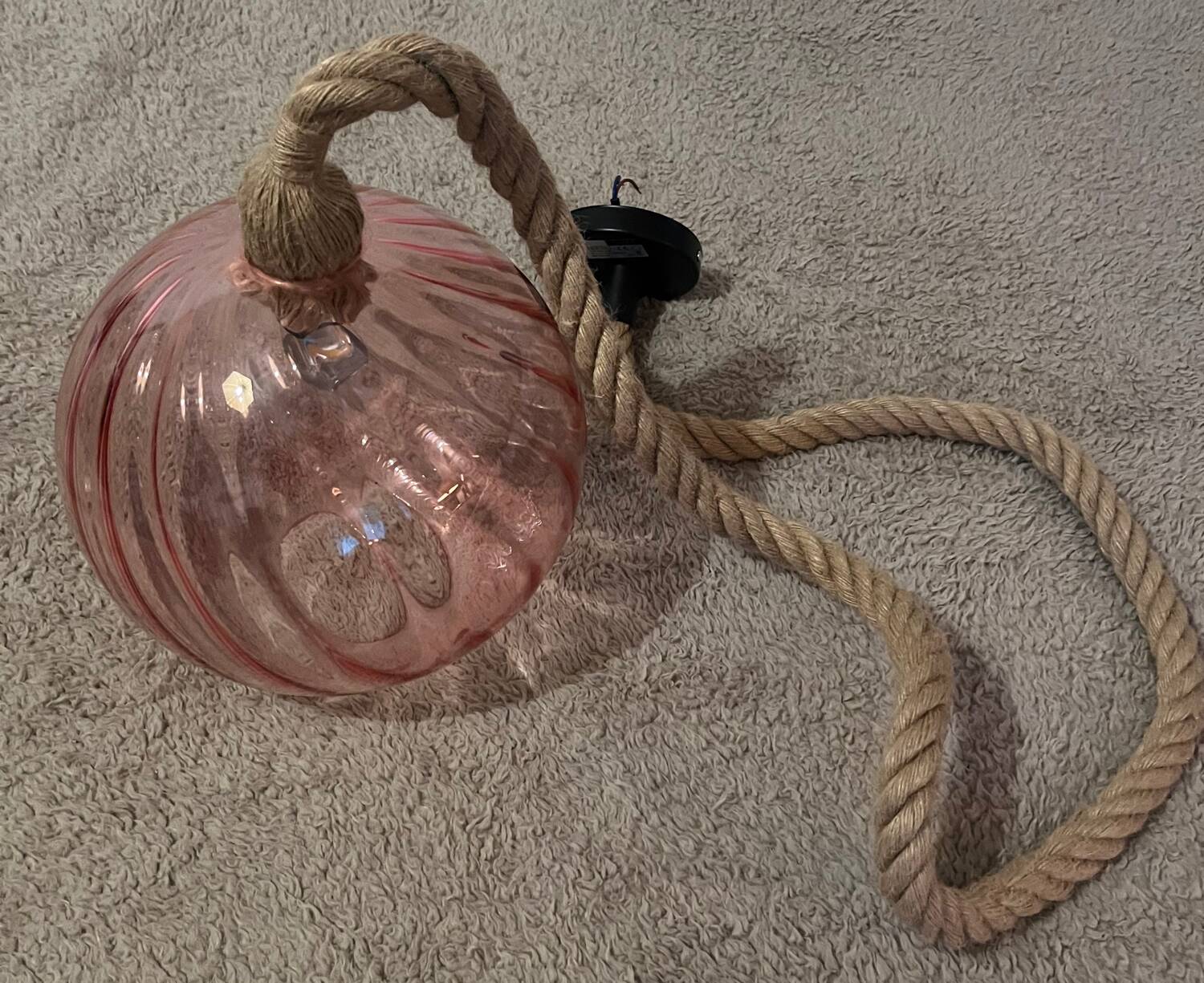 Suspension globe rose pale en verre  à relief avec câble corde
